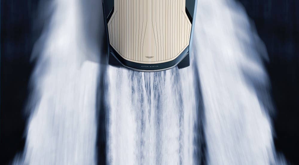 Quintessence AM37 speedboat stern deck wake speed