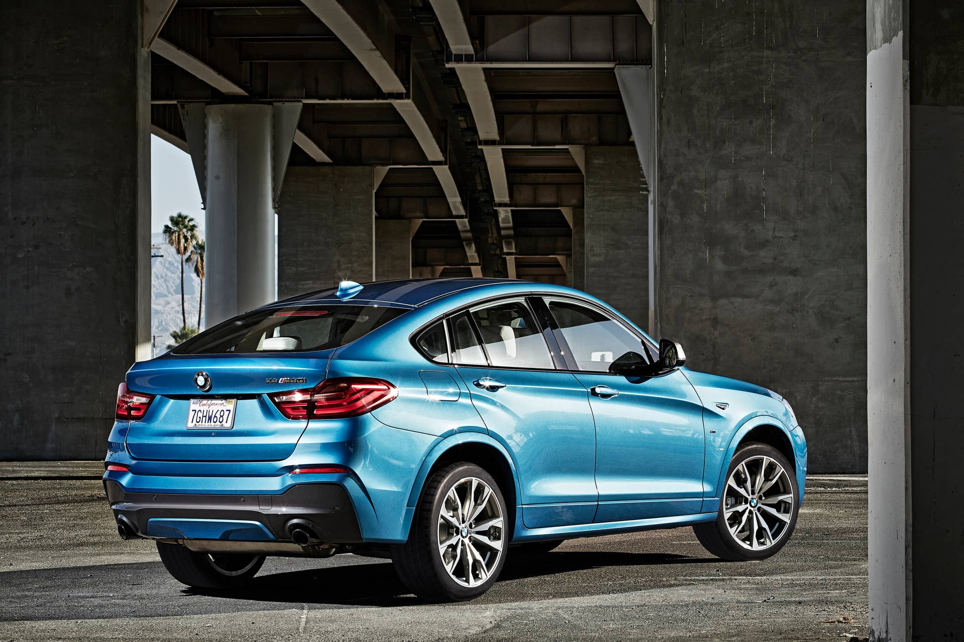 BMW X4 M40i rear 3/4 static parking