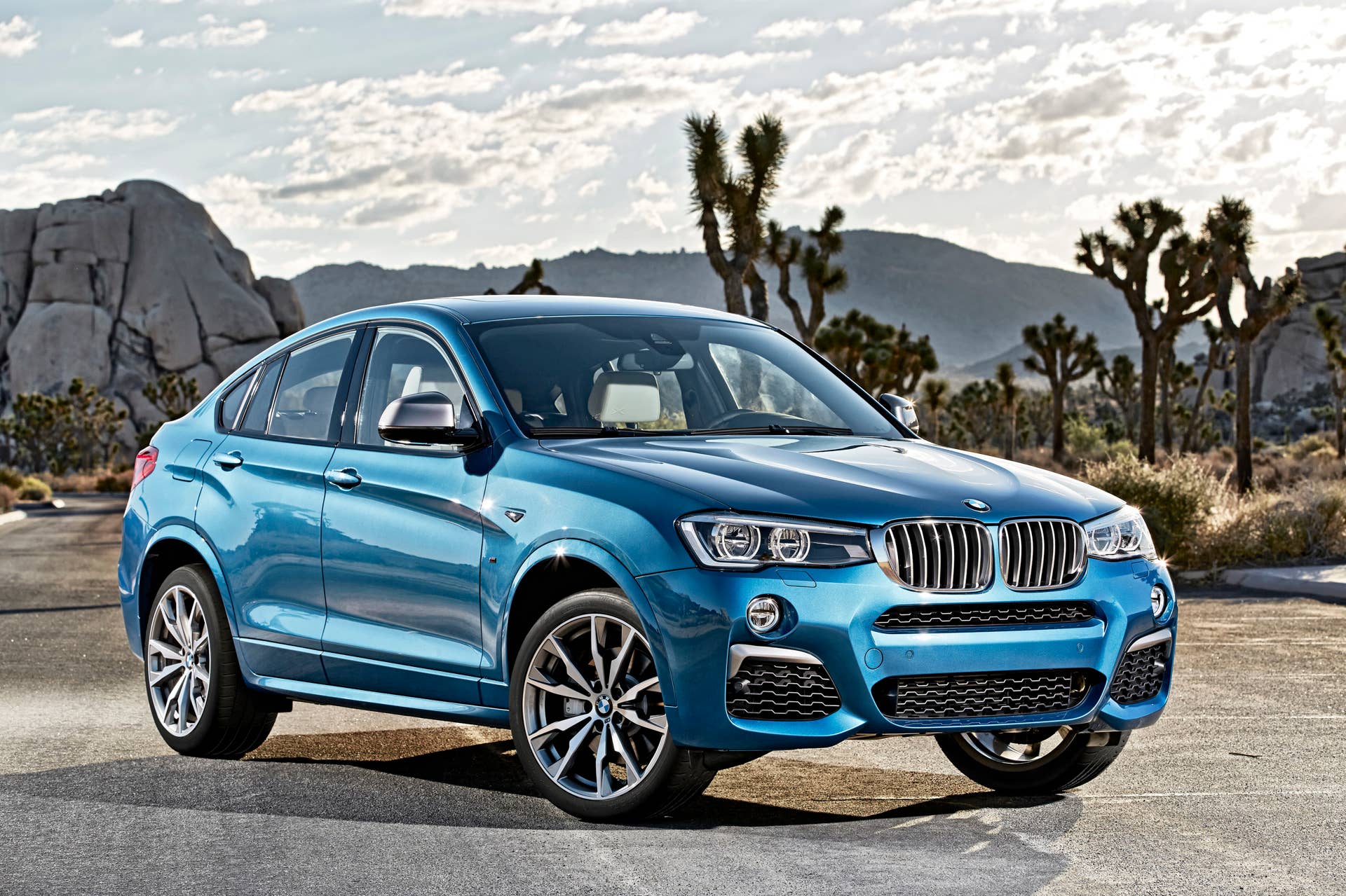 BMW X4 M40i front 3/4 static road