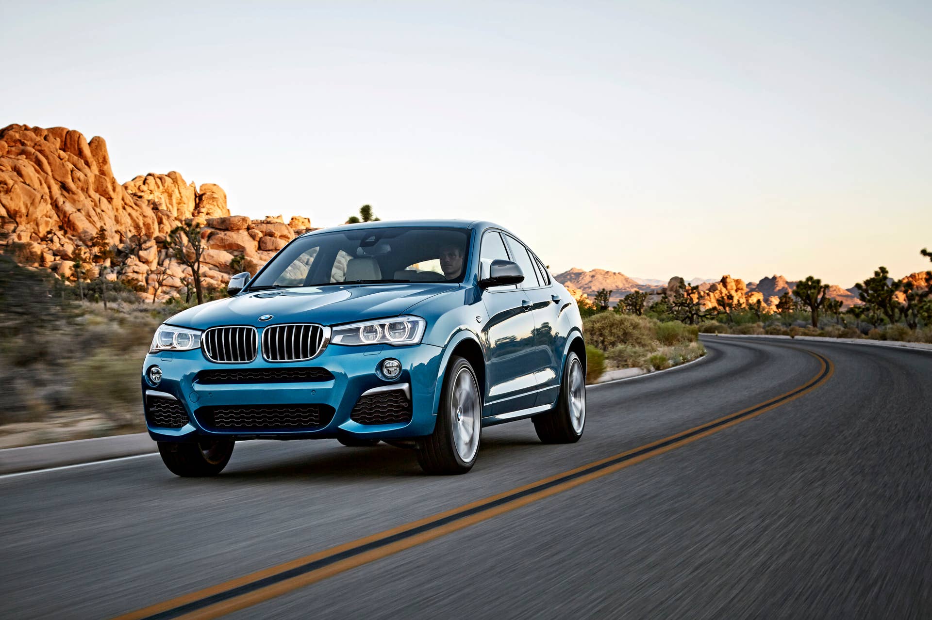 BMW X4 M40i front 3/4 rolling location