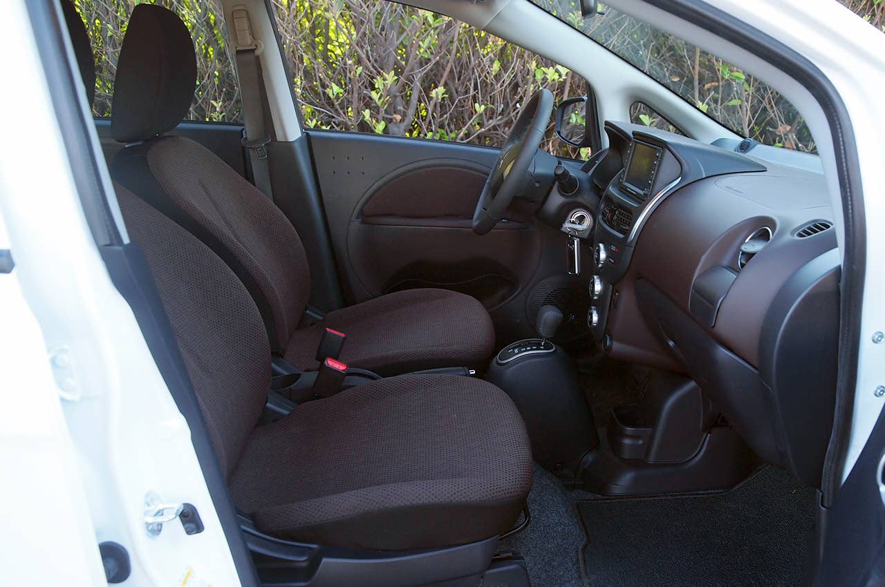 2012 Mitsubishi i front seats