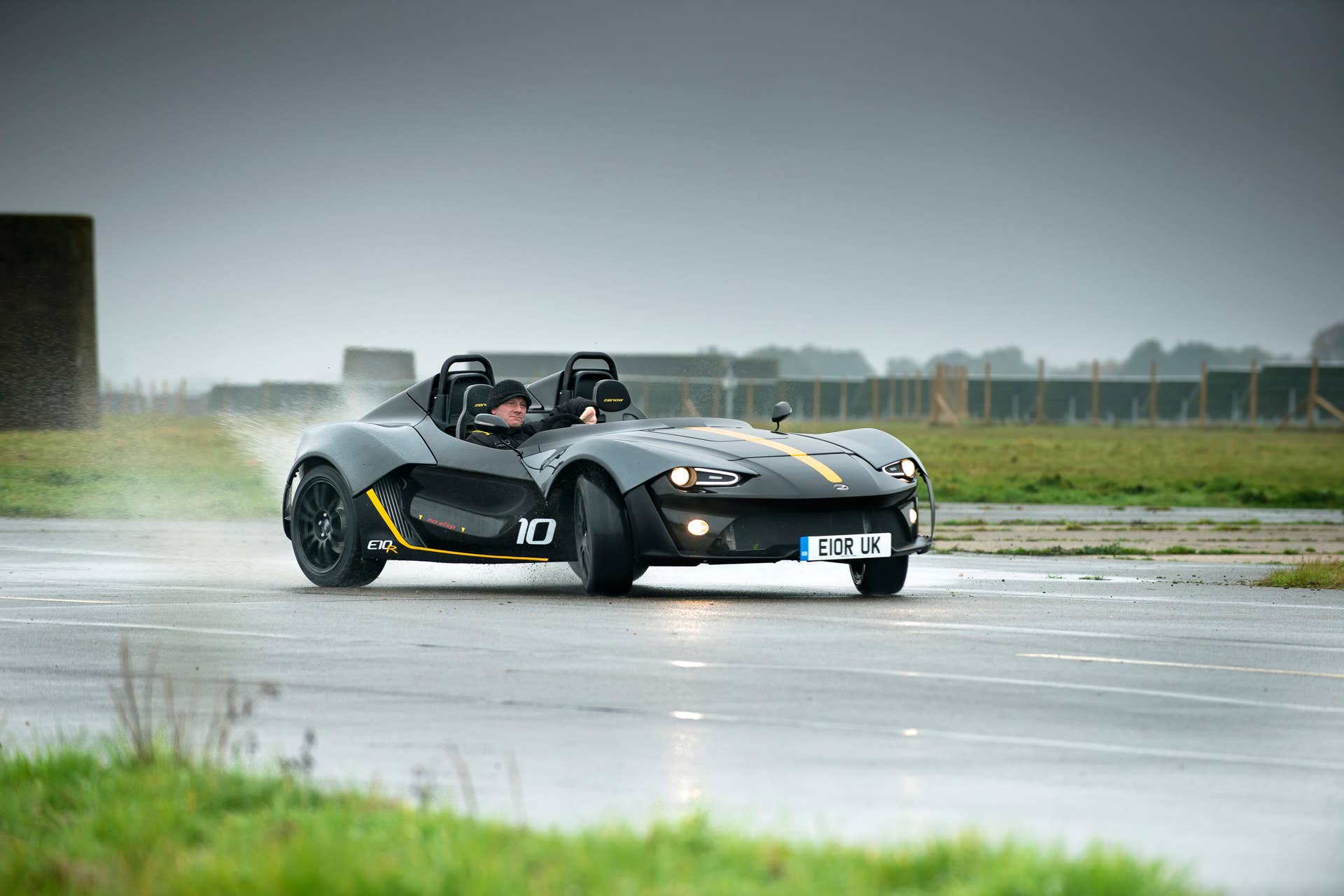 Zenos E10 R front 3/4 track