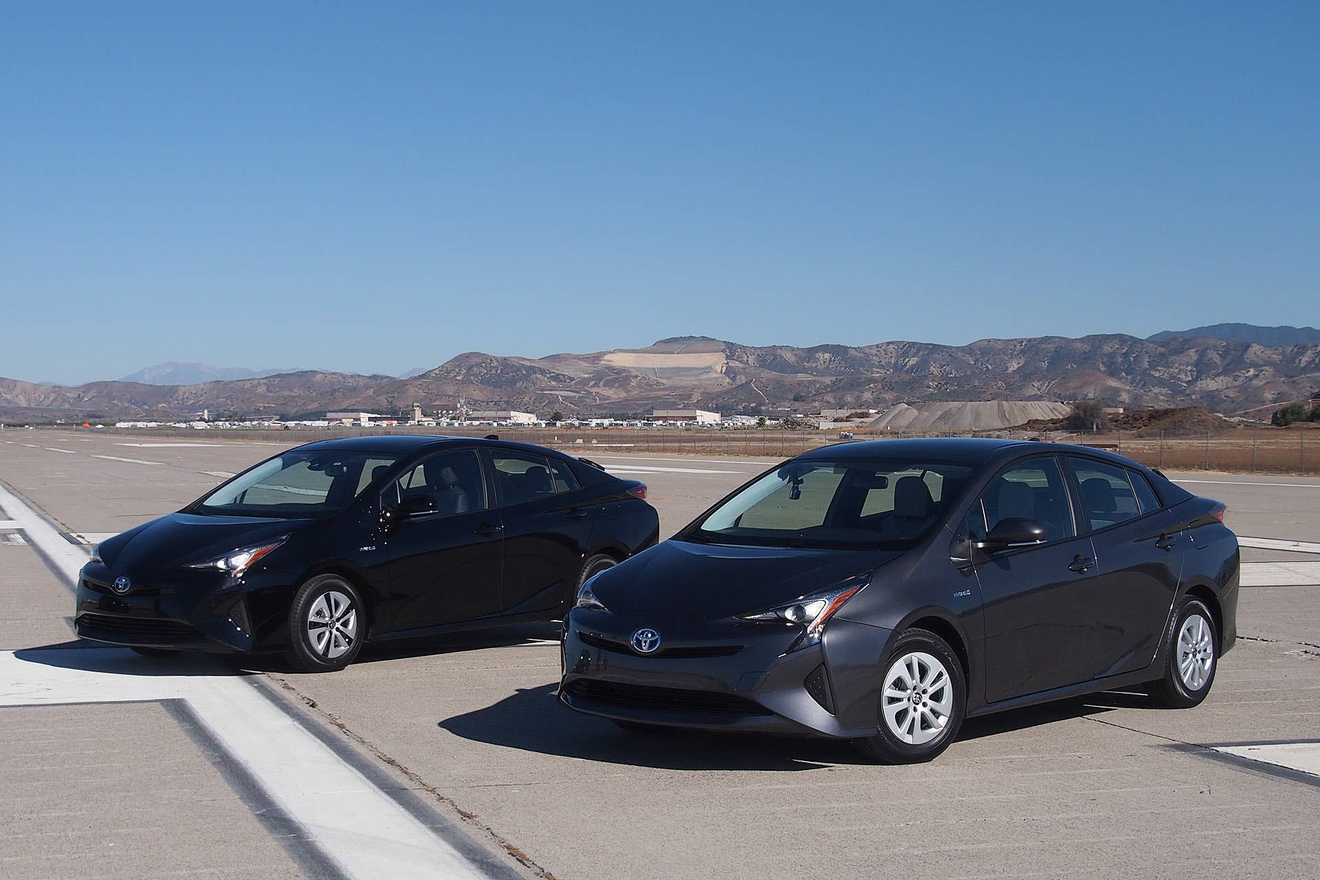 2016 Toyota Prius front 3/4 view