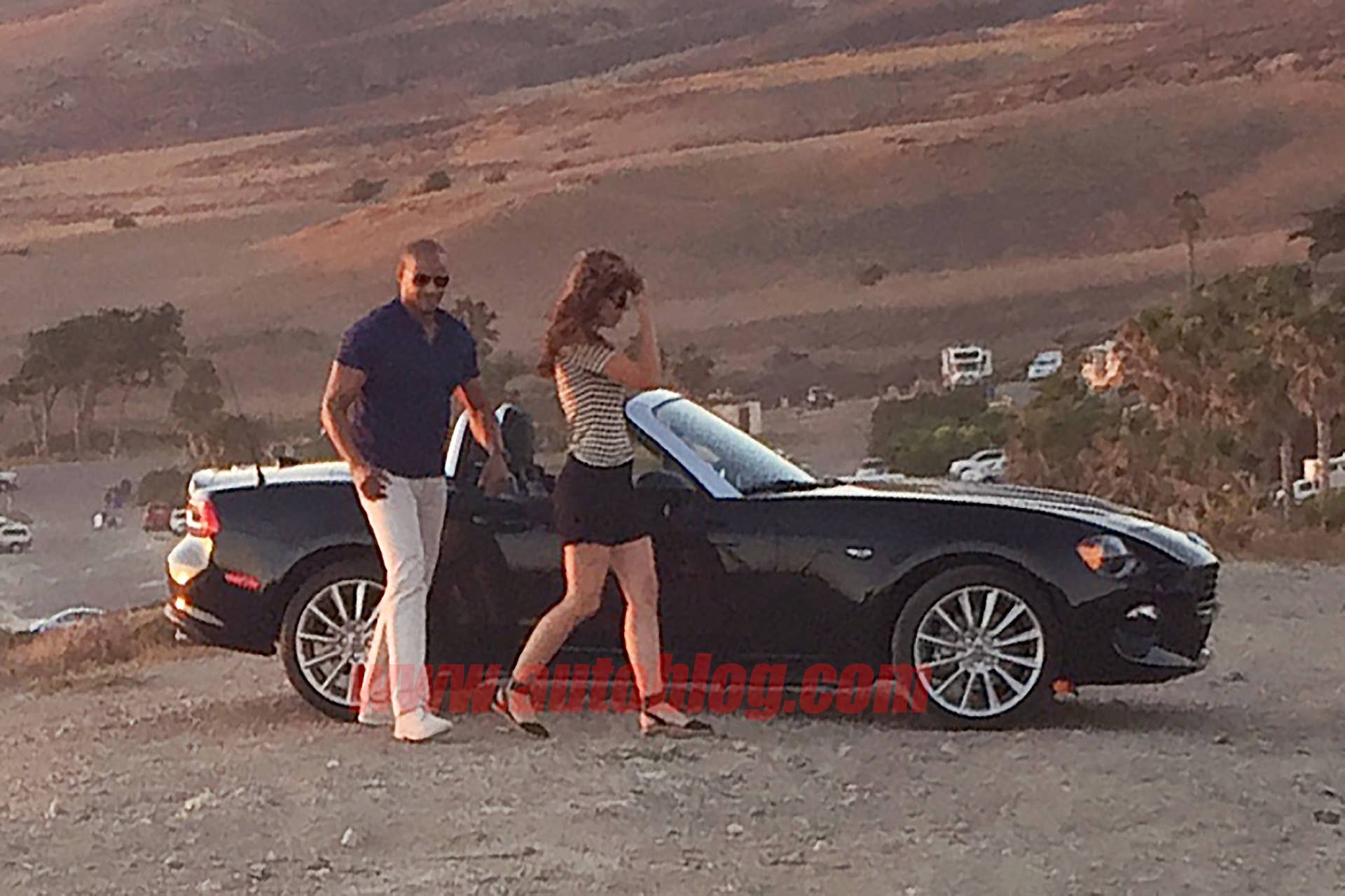 beach couple fiat 124 spider convertible