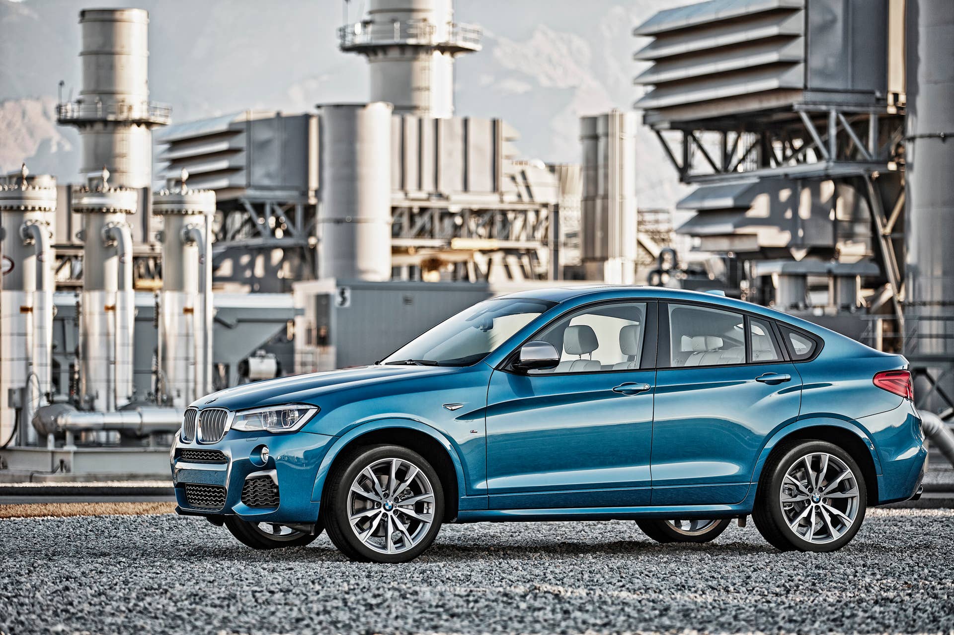BMW X4 M40i front 3/4 plant