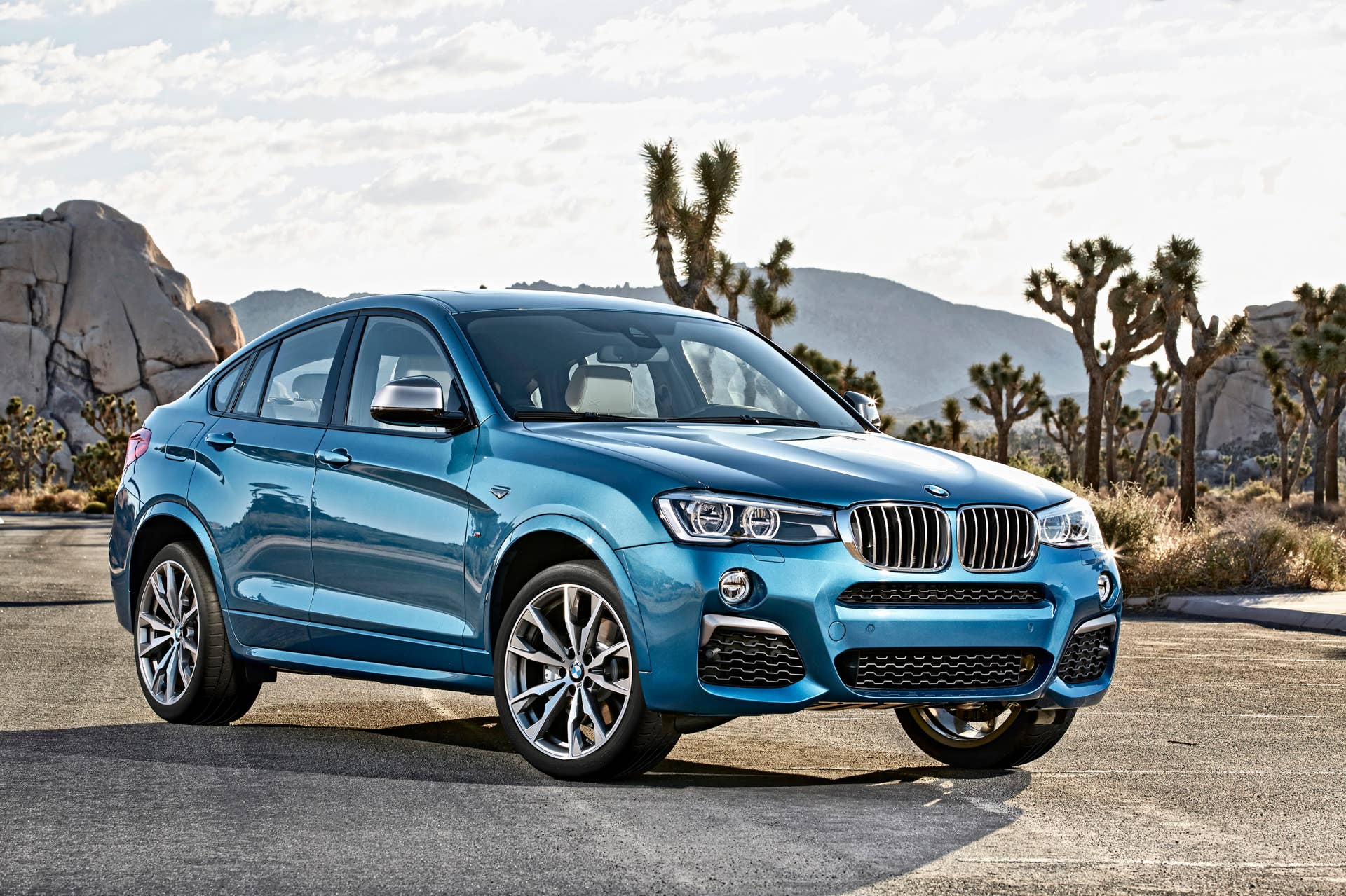 BMW X4 M40i front 3/4 static road location