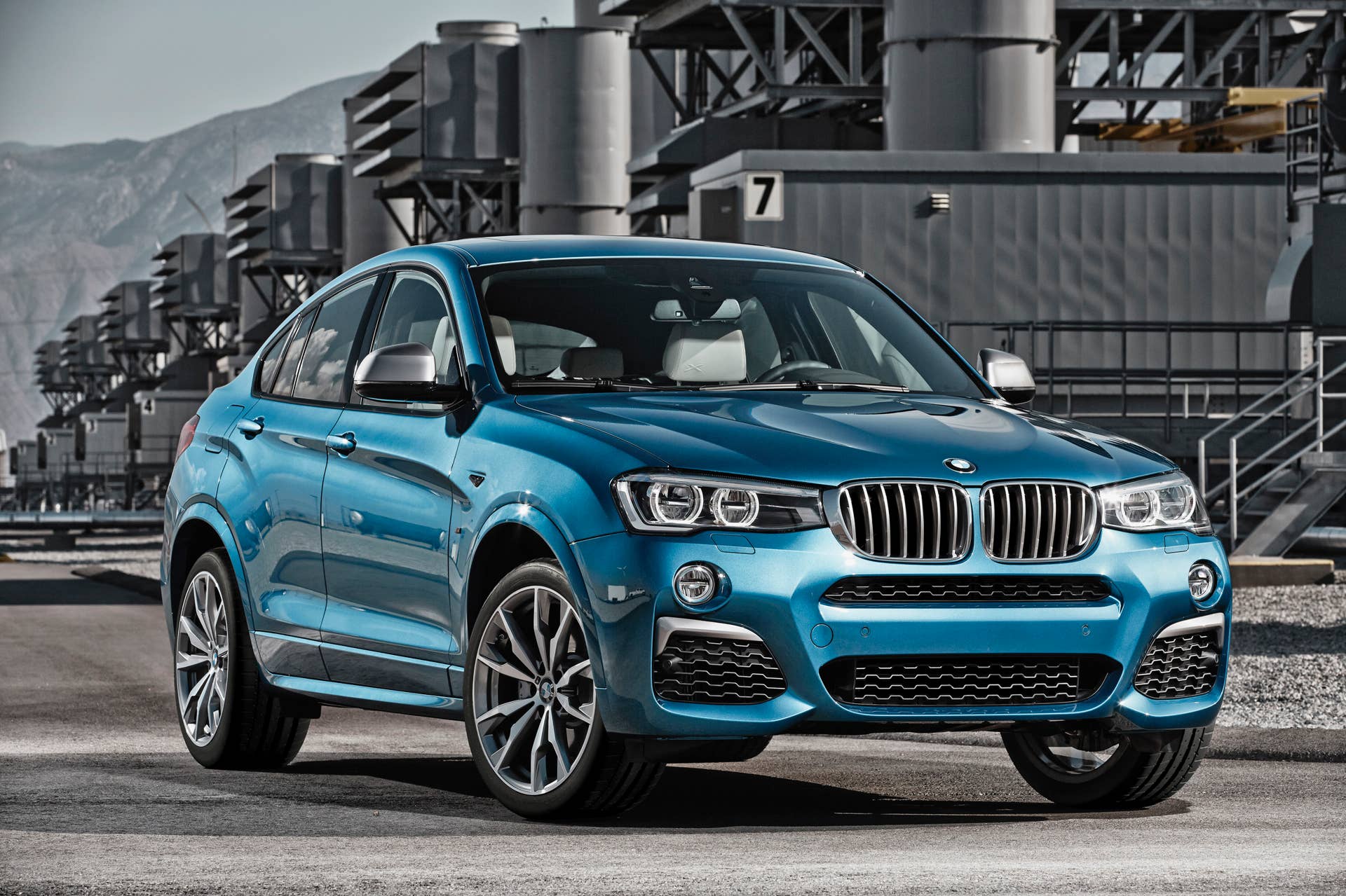 BMW X4 M40i front 3/4 industrial static