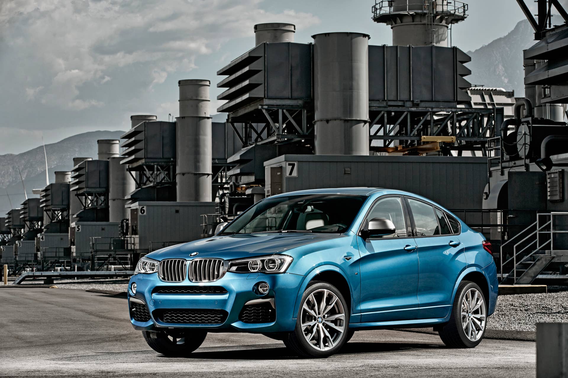 BMW X4 M40i front 3/4 industrial
