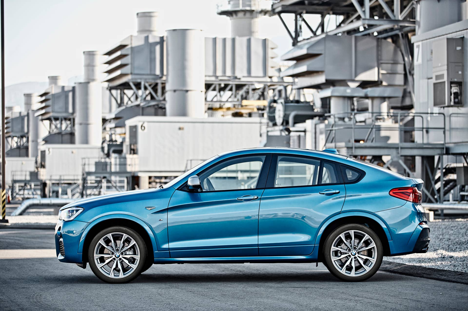BMW X4 M40i side static plant