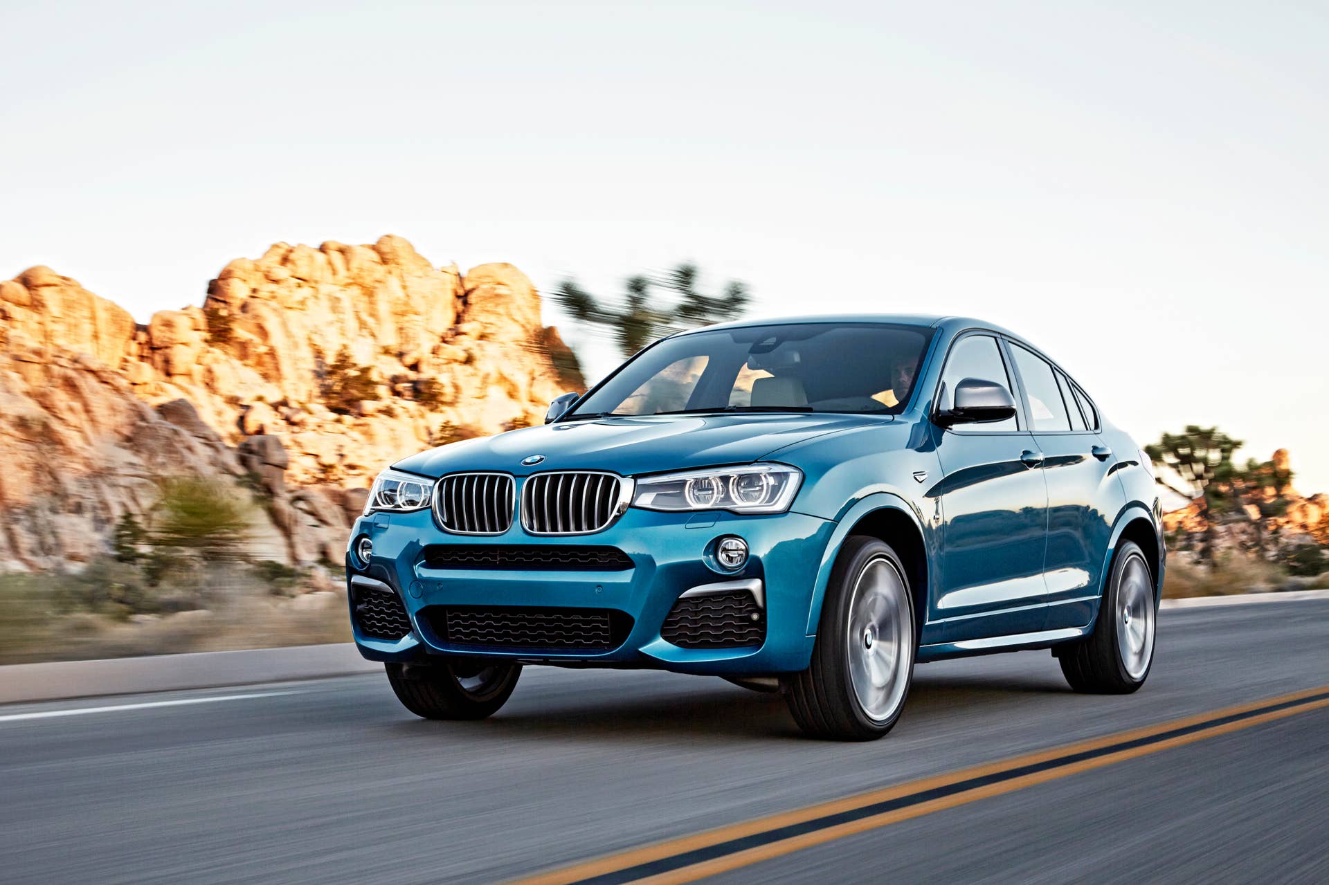 BMW X4 M40i front 3/4 rolling