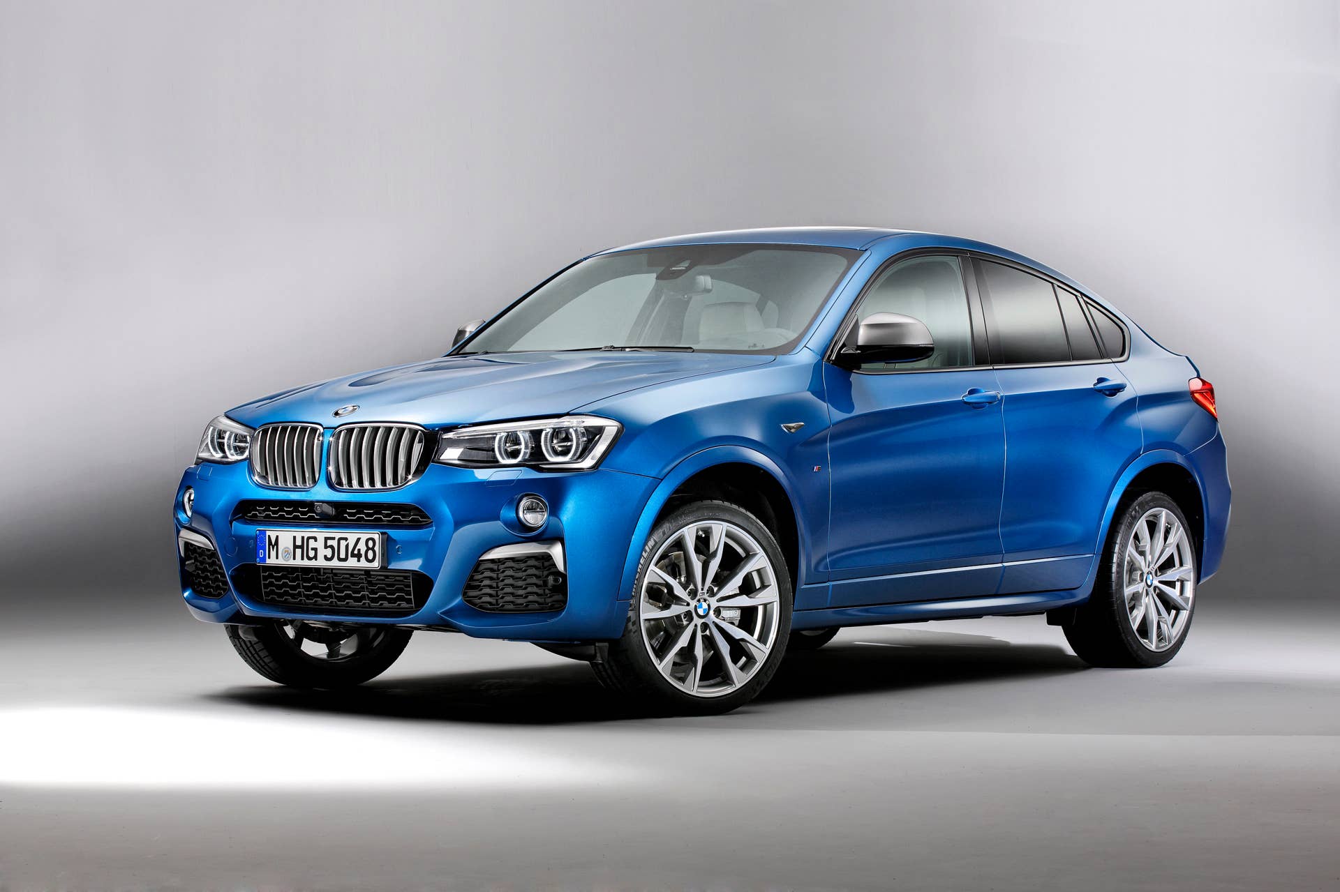 BMW X4 M40i front 3/4 studio