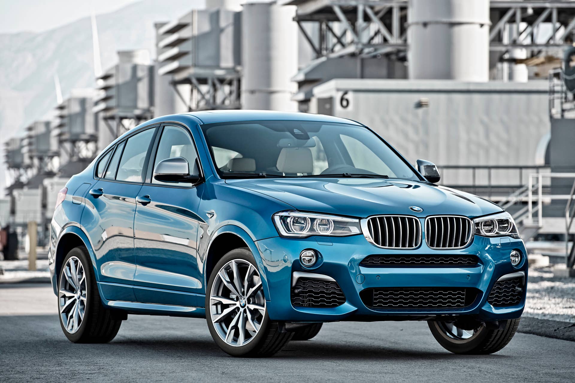 BMW X4 M40i front 3/4 plant static