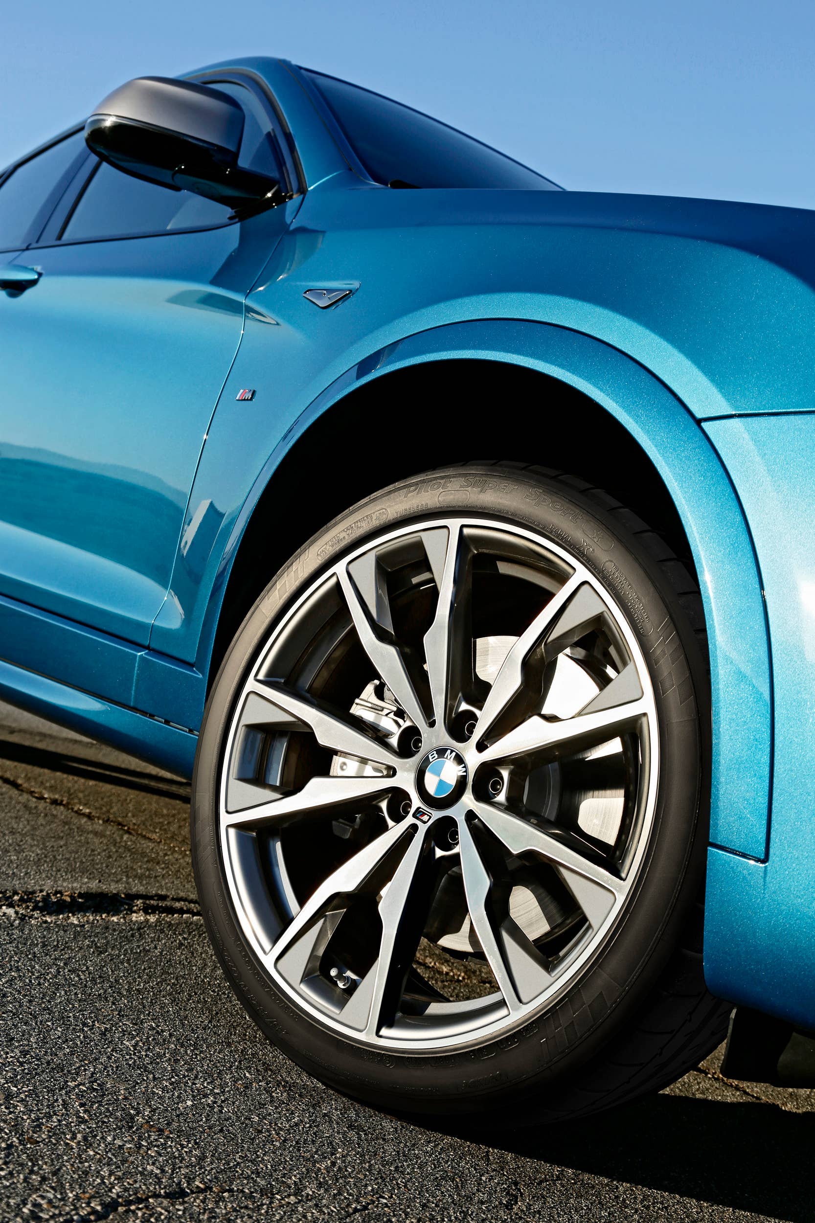BMW X4 M40i wheel road