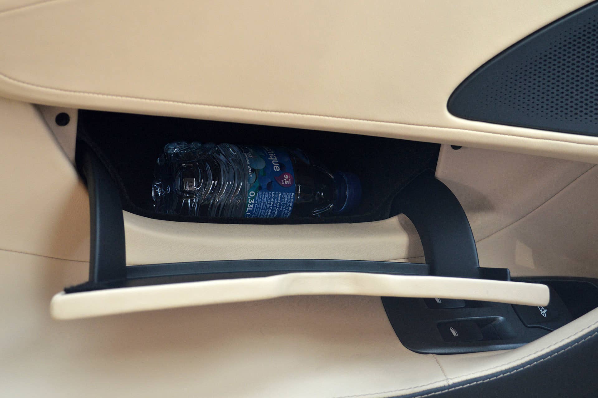 2016 McLaren 570S cupholder