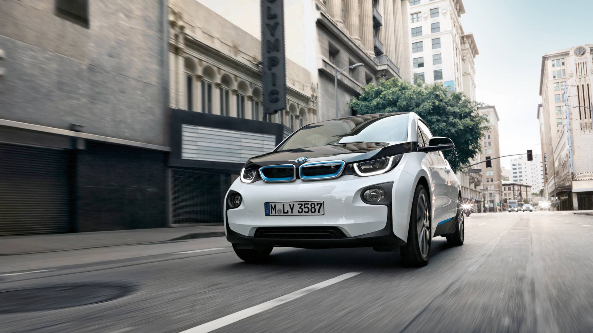 2017 BMW i3 front 3/4 view in city