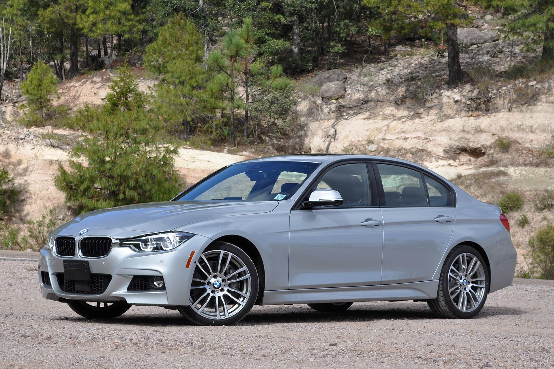 2016 BMW 3 Series front 3/4 view