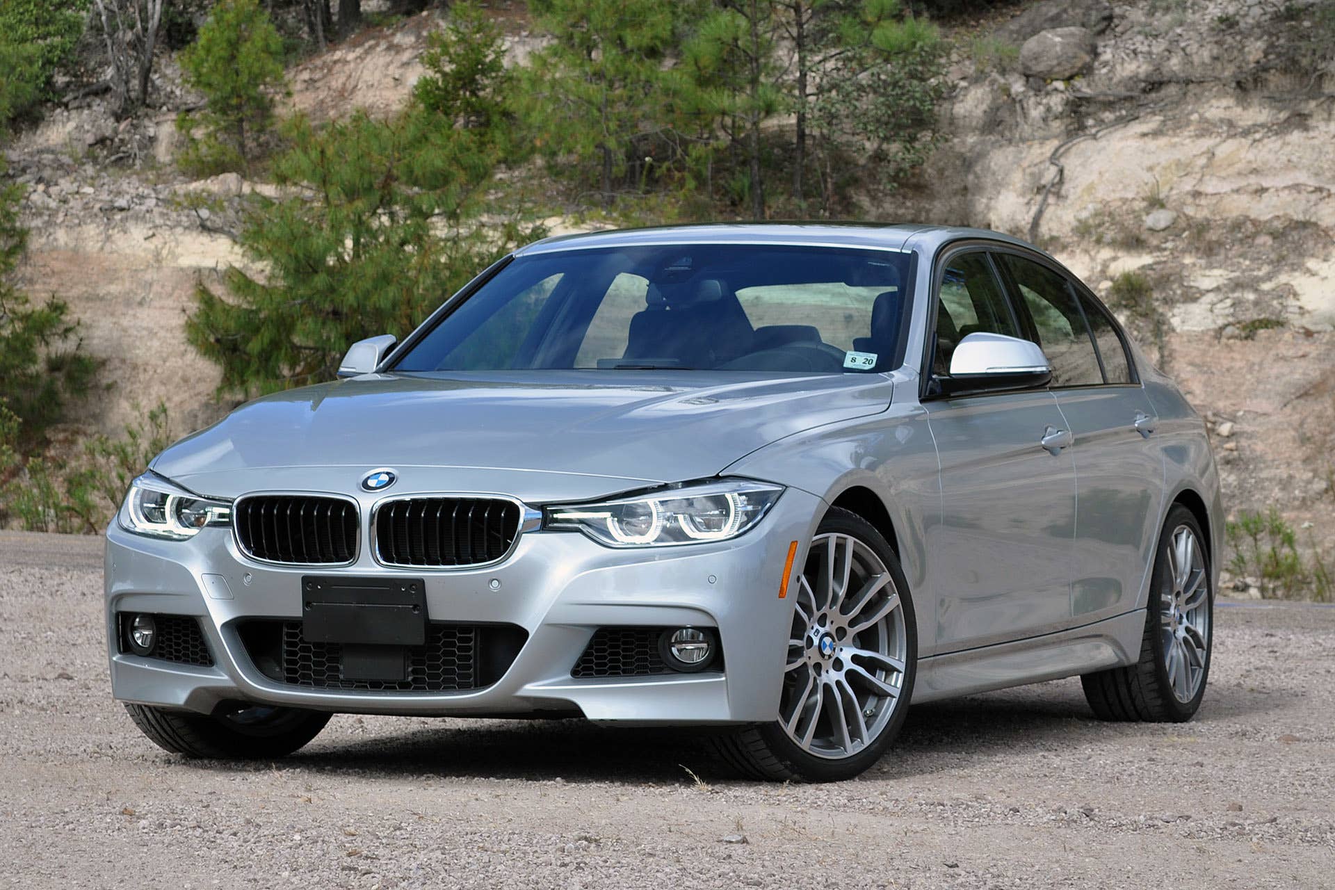 2016 BMW 3 Series front 3/4 view