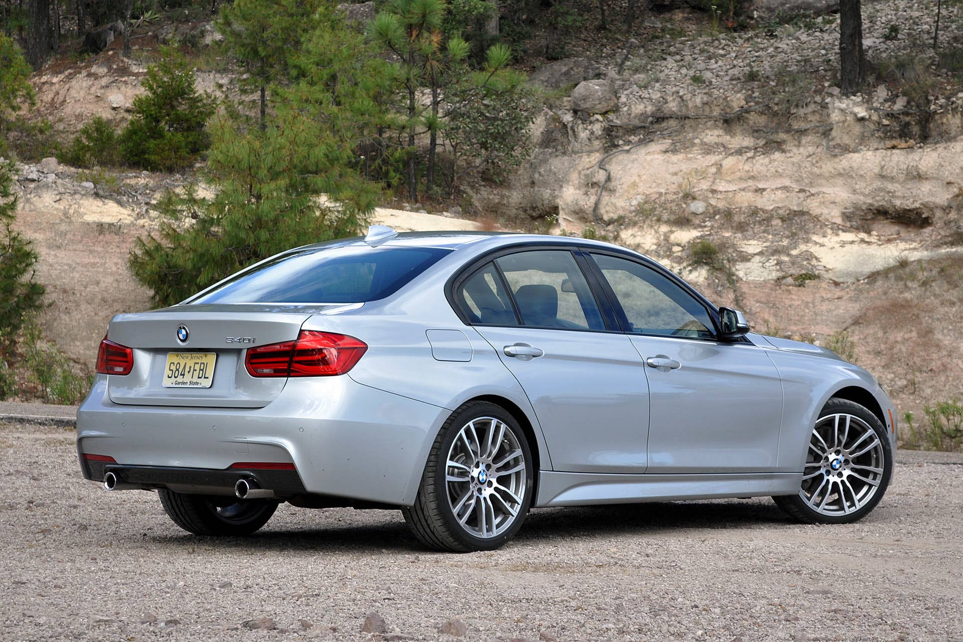2016 BMW 3 Series rear 3/4 view