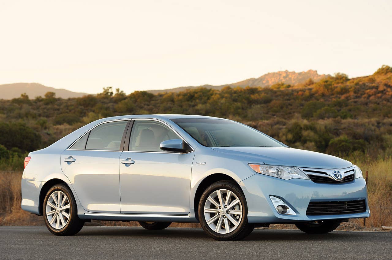 2013 Toyota Camry Hybrid front 3/4 view