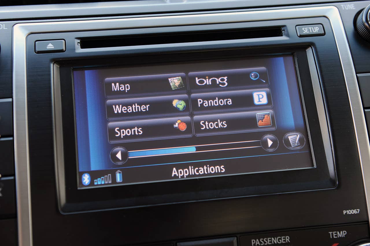 2013 Toyota Camry Hybrid Apps display