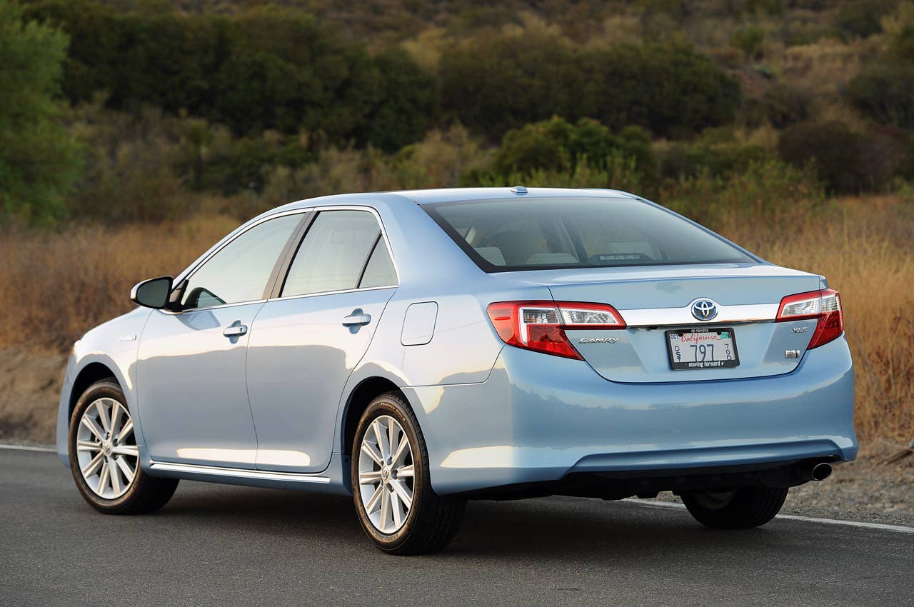 2013 Toyota Camry Hybrid rear 3/4 view