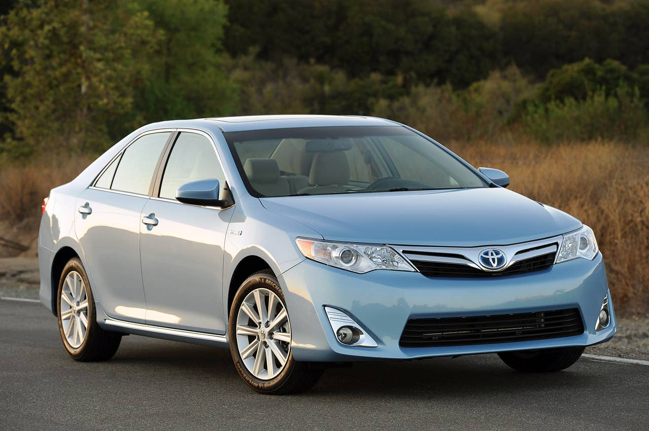 2013 Toyota Camry Hybrid front 3/4 view