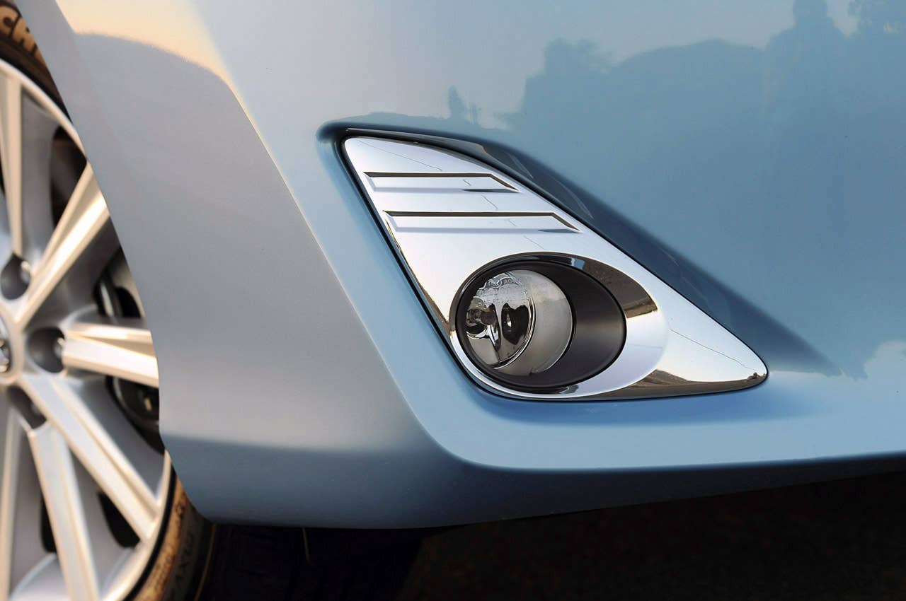 2013 Toyota Camry Hybrid fog light