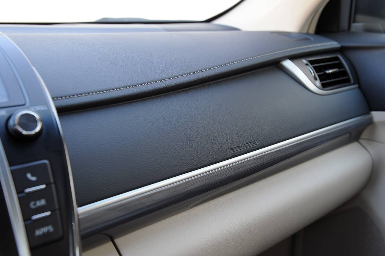 2013 Toyota Camry Hybrid dash