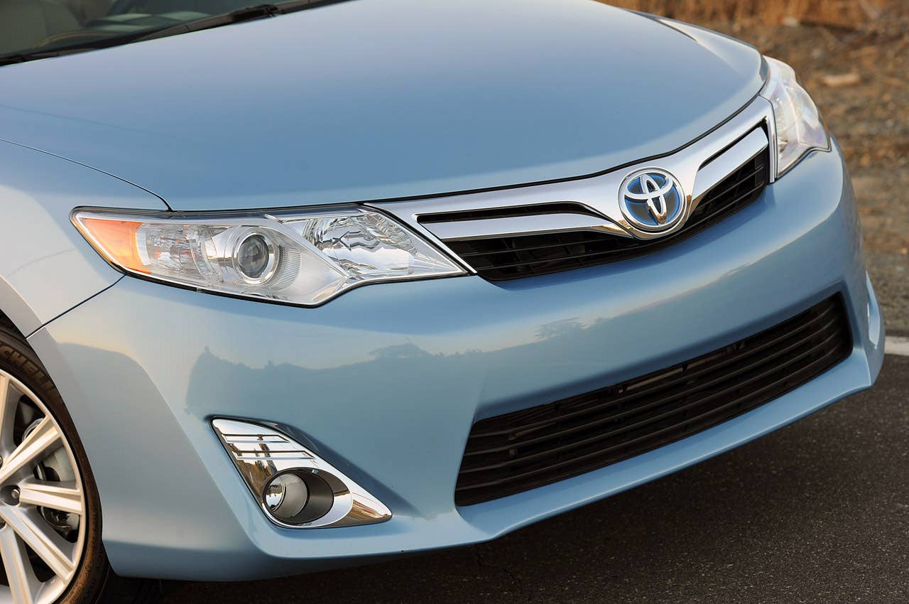 2013 Toyota Camry Hybrid front detail
