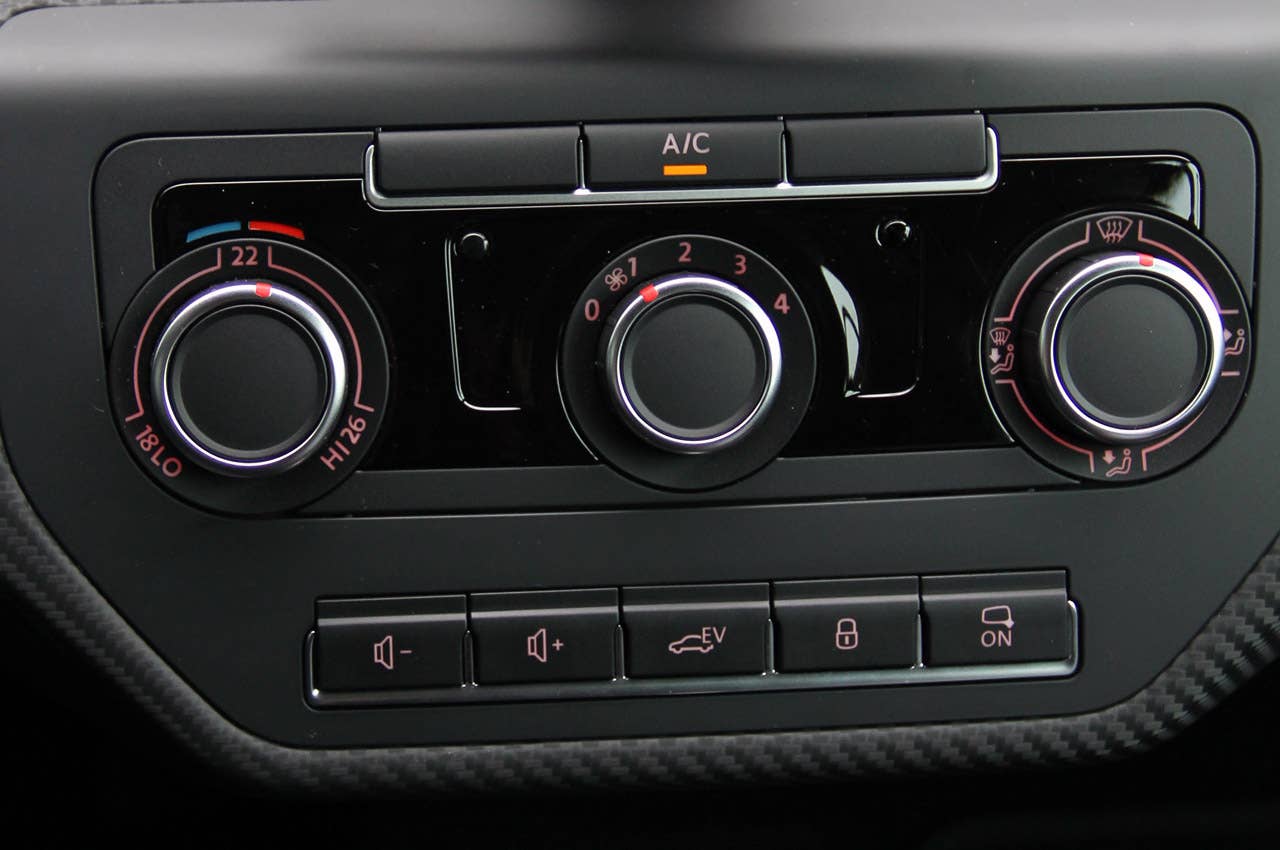 2014 Volkswagen XL1 climate controls