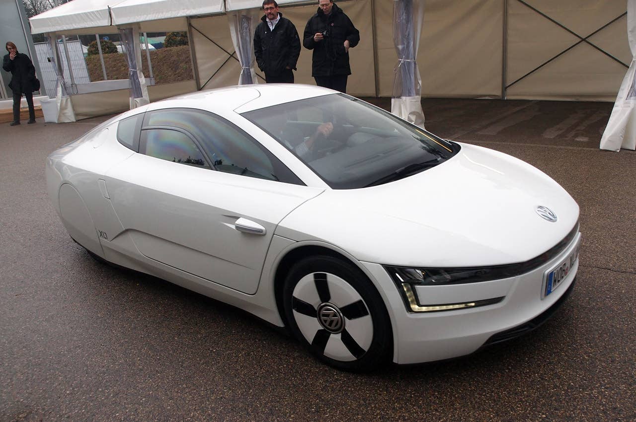 2014 Volkswagen XL1 front 3/4 view