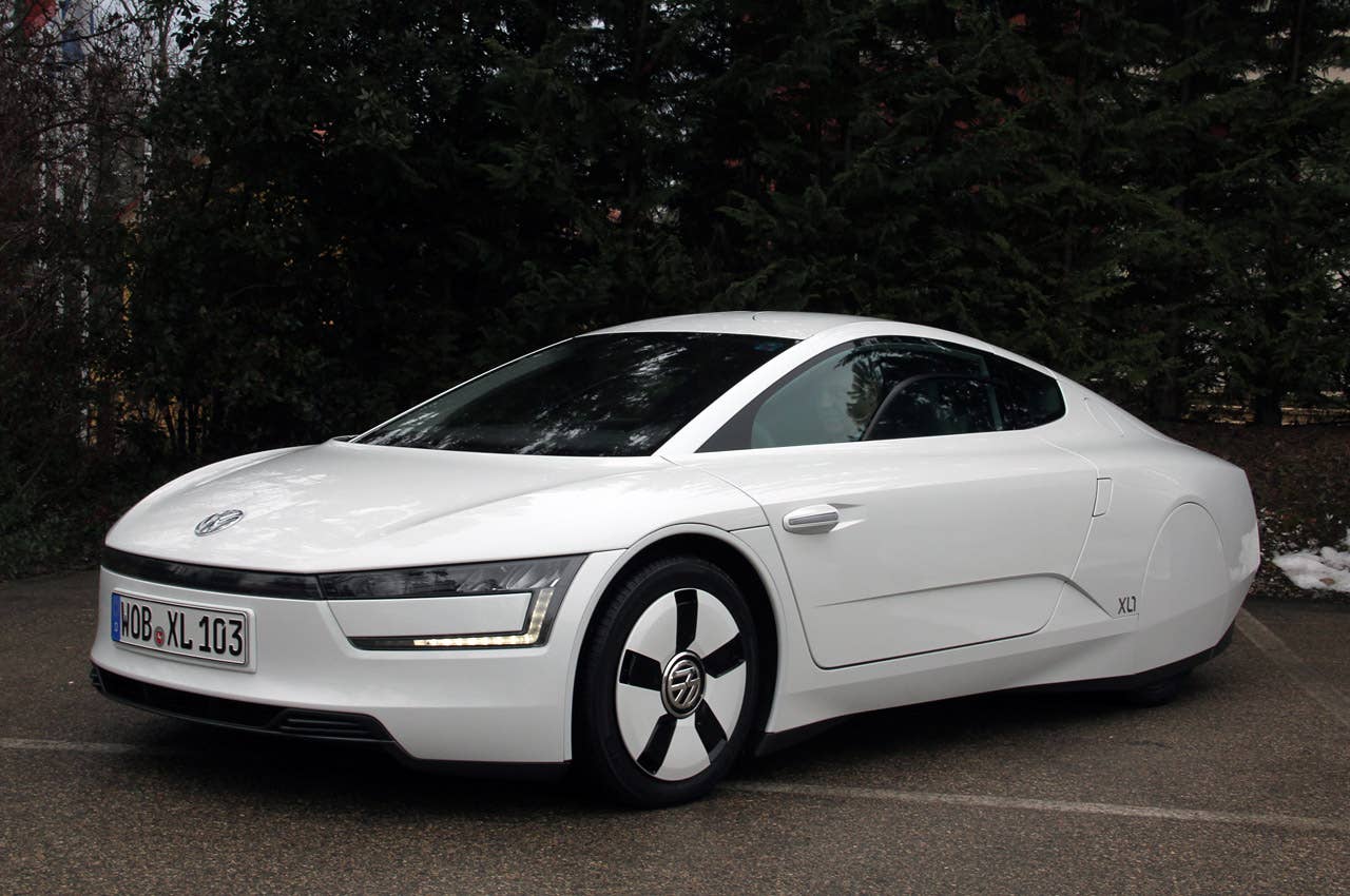 2014 Volkswagen XL1 front 3/4 view