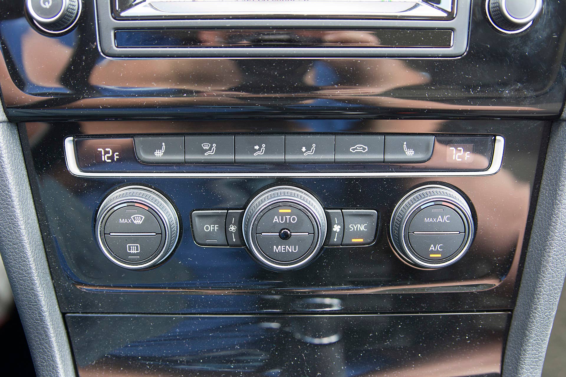 2016 Volkswagen Golf TDI SportWagen climate controls