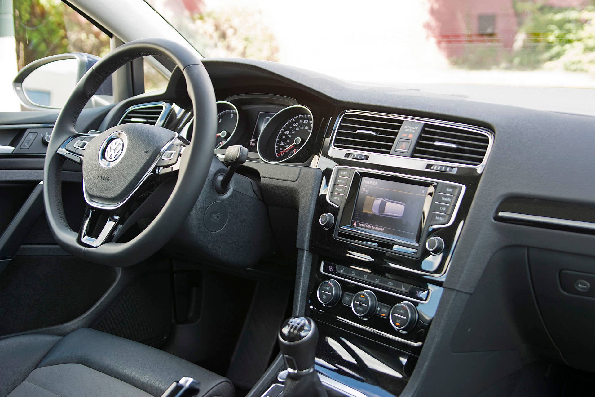 2016 Volkswagen Golf TDI SportWagen interior
