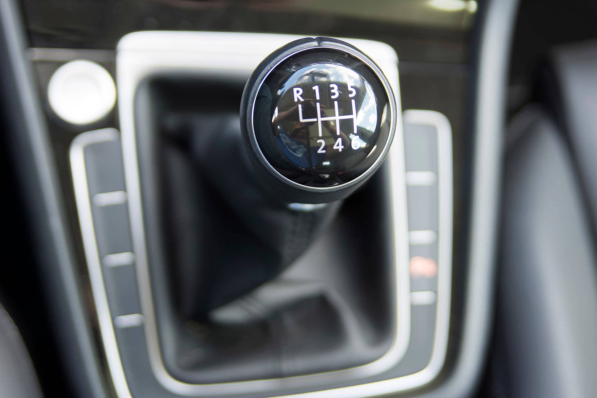 2016 Volkswagen Golf TDI SportWagen shifter