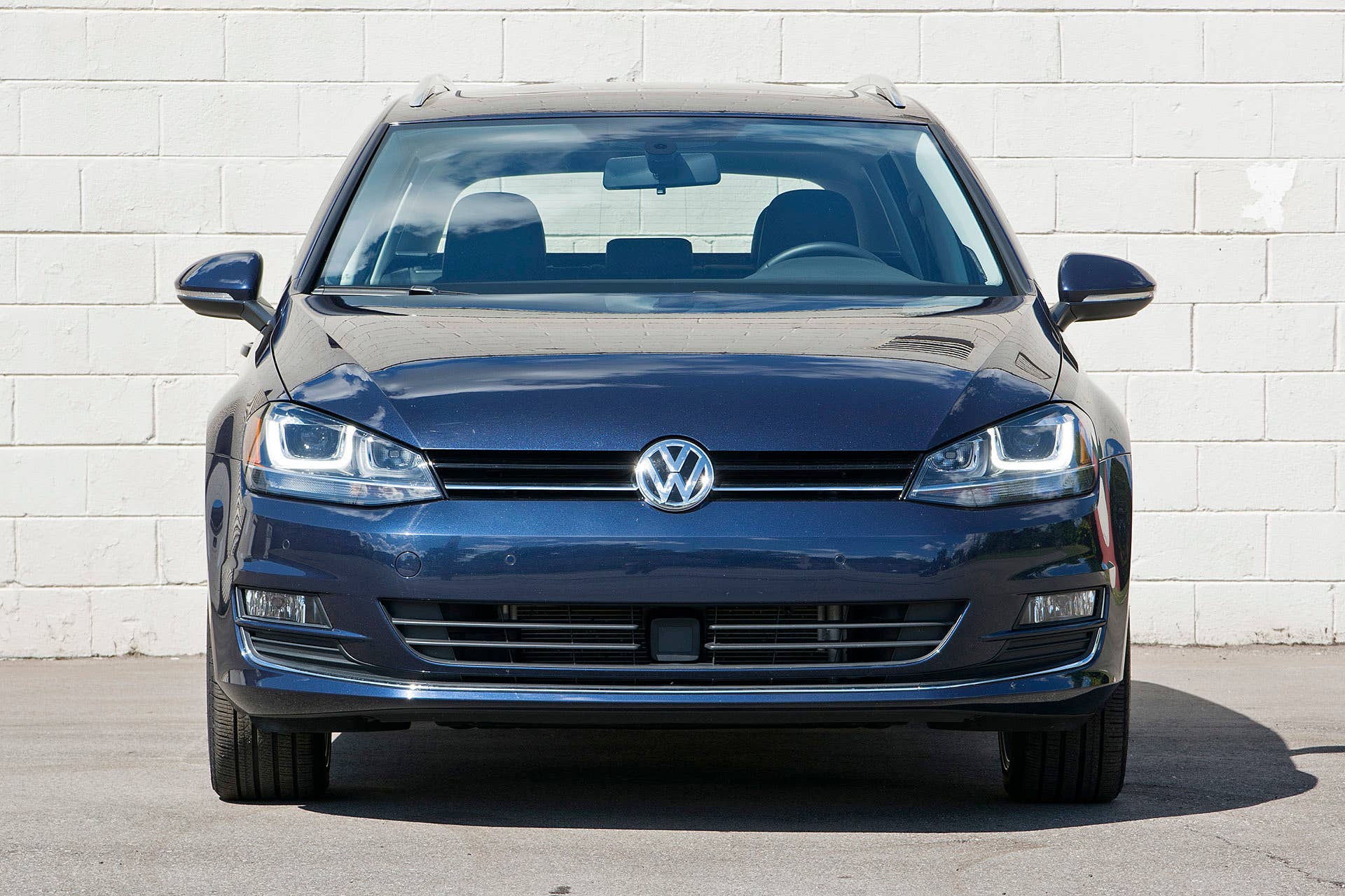 2016 Volkswagen Golf TDI SportWagen front view