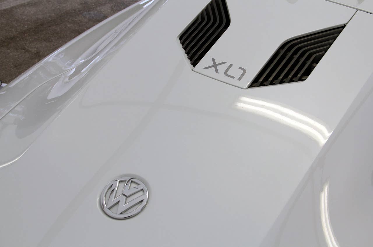 2014 Volkswagen XL1 engine cover