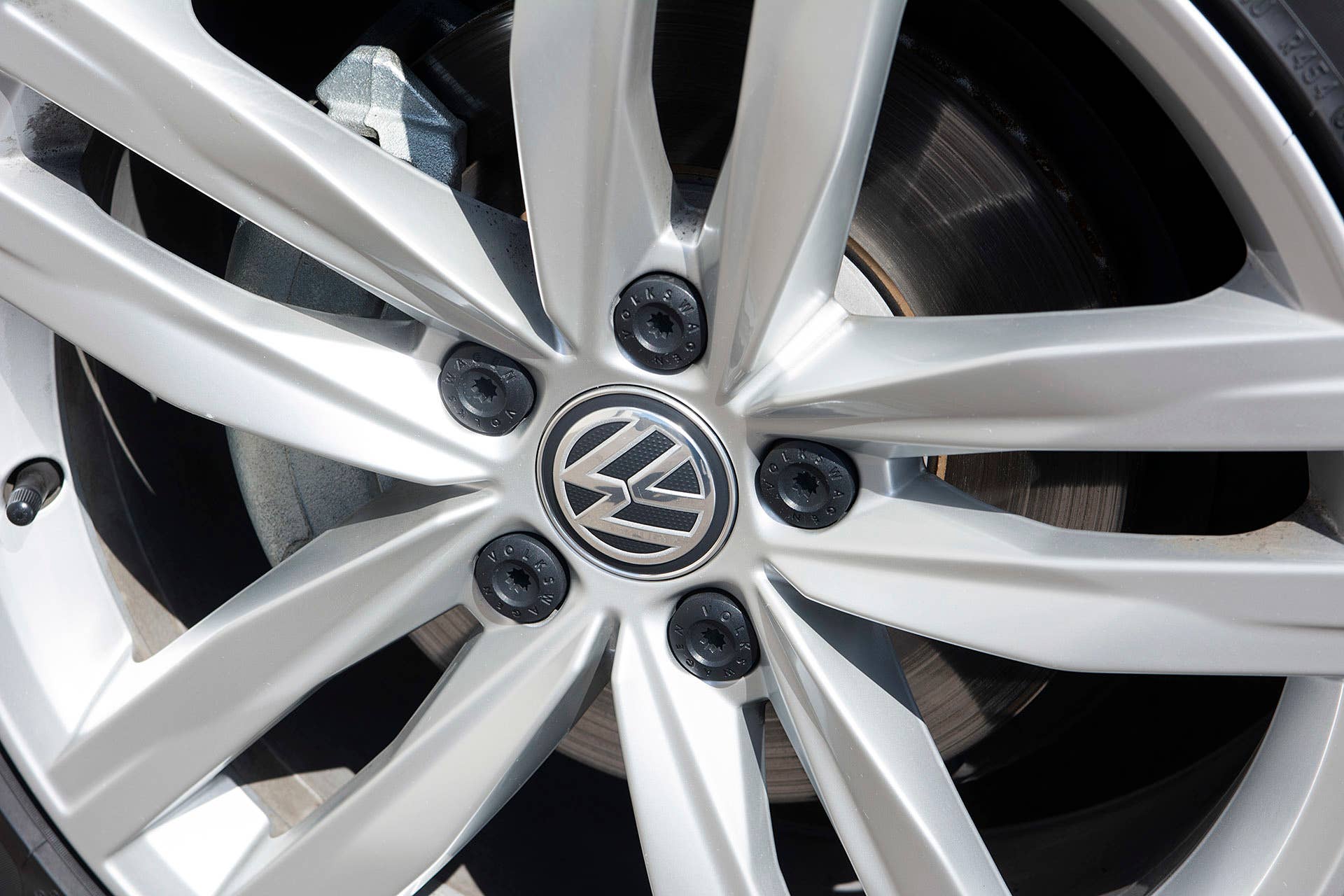 2016 Volkswagen Golf TDI SportWagen wheel detail