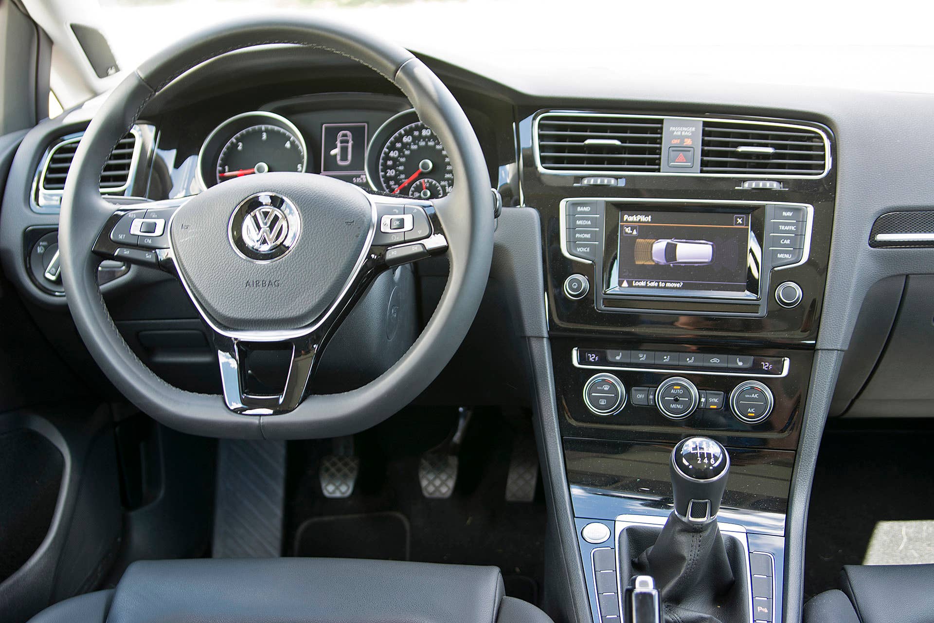 2016 Volkswagen Golf TDI SportWagen interior