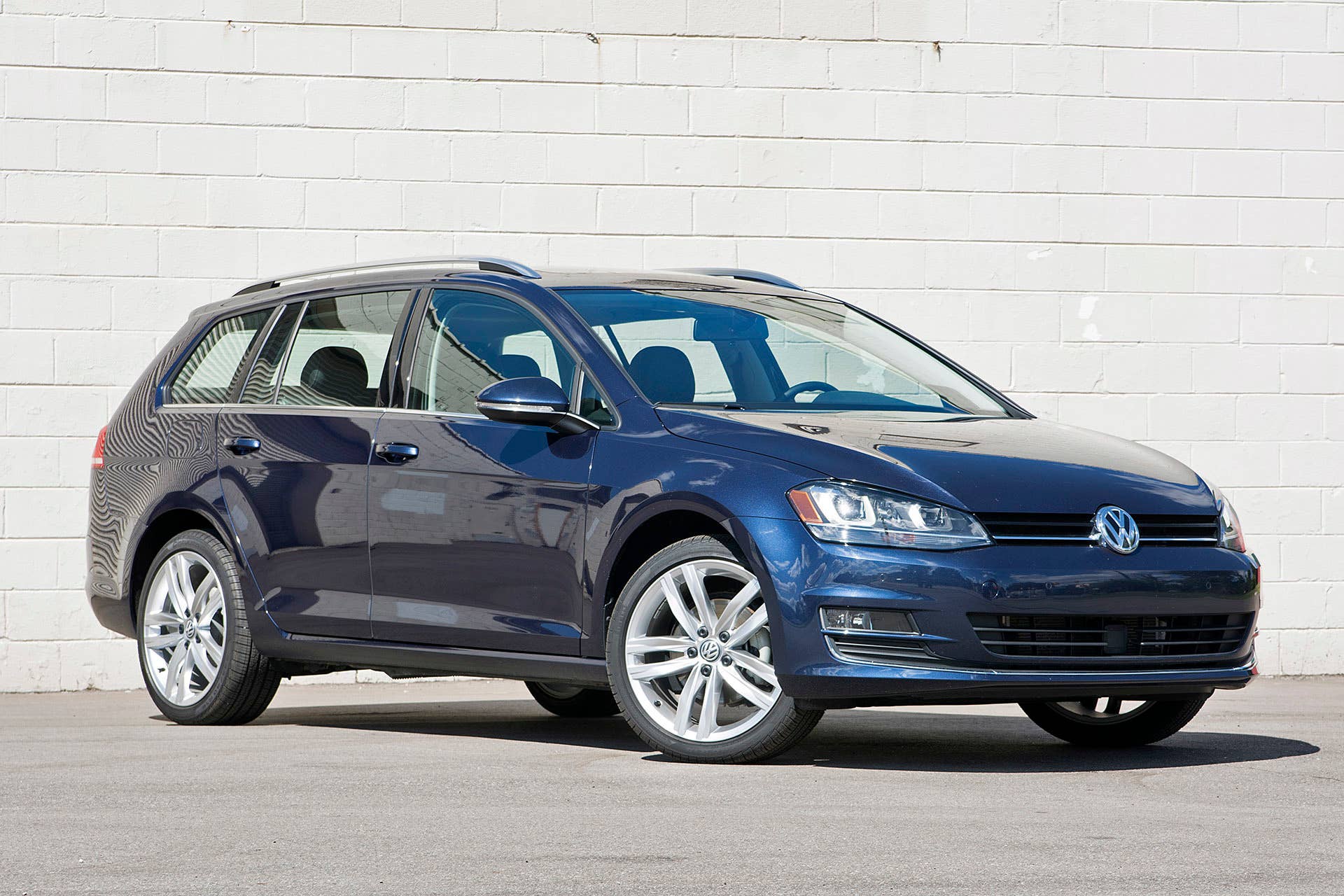 2016 Volkswagen Golf TDI SportWagen front 3/4 view