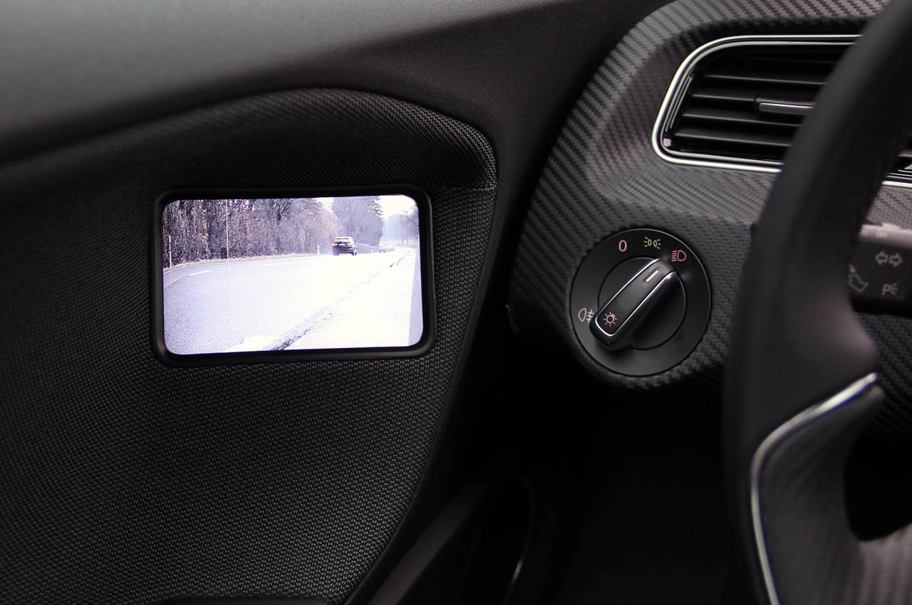 2014 Volkswagen XL1 side camera display