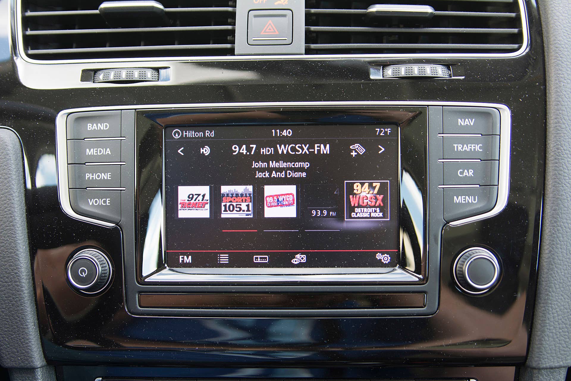 2016 Volkswagen Golf TDI SportWagen infotainment system