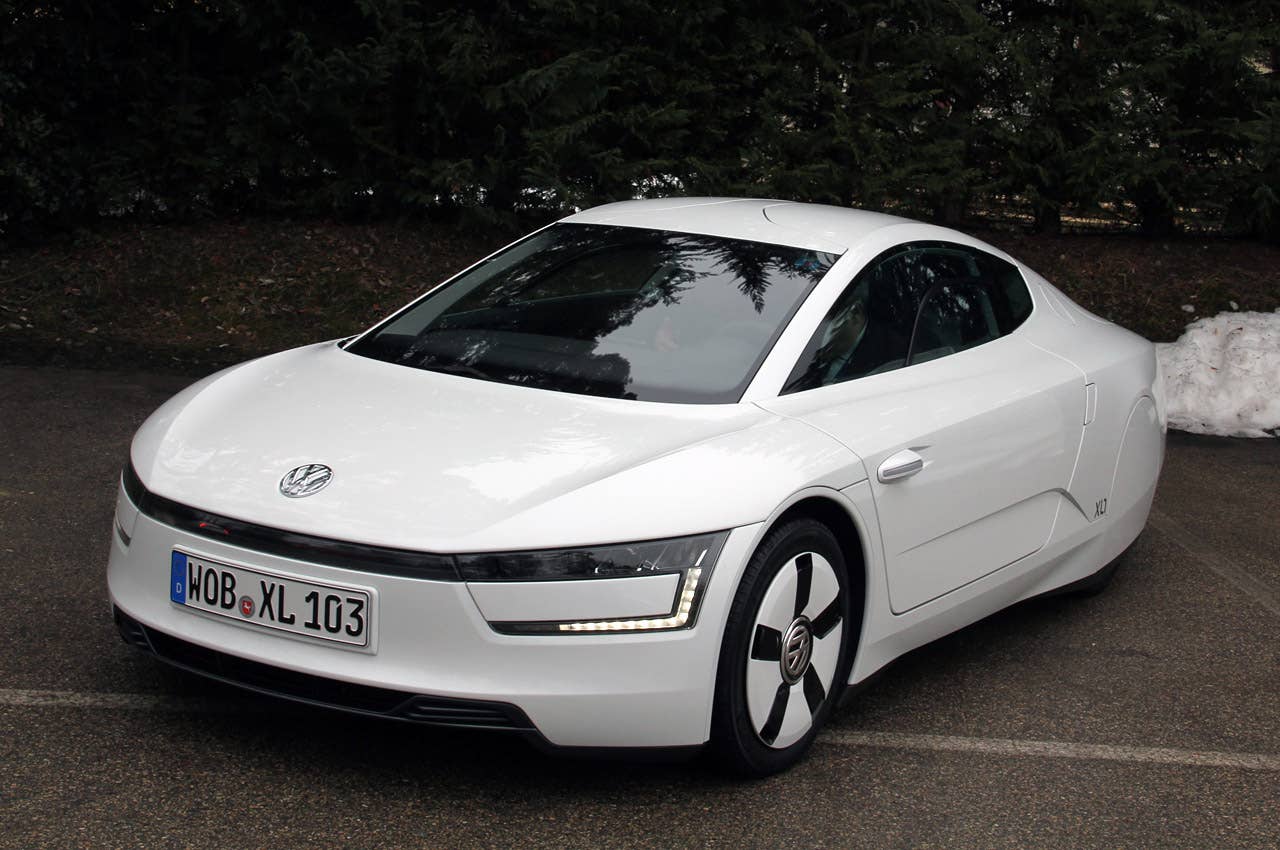 2014 Volkswagen XL1 front 3/4 view