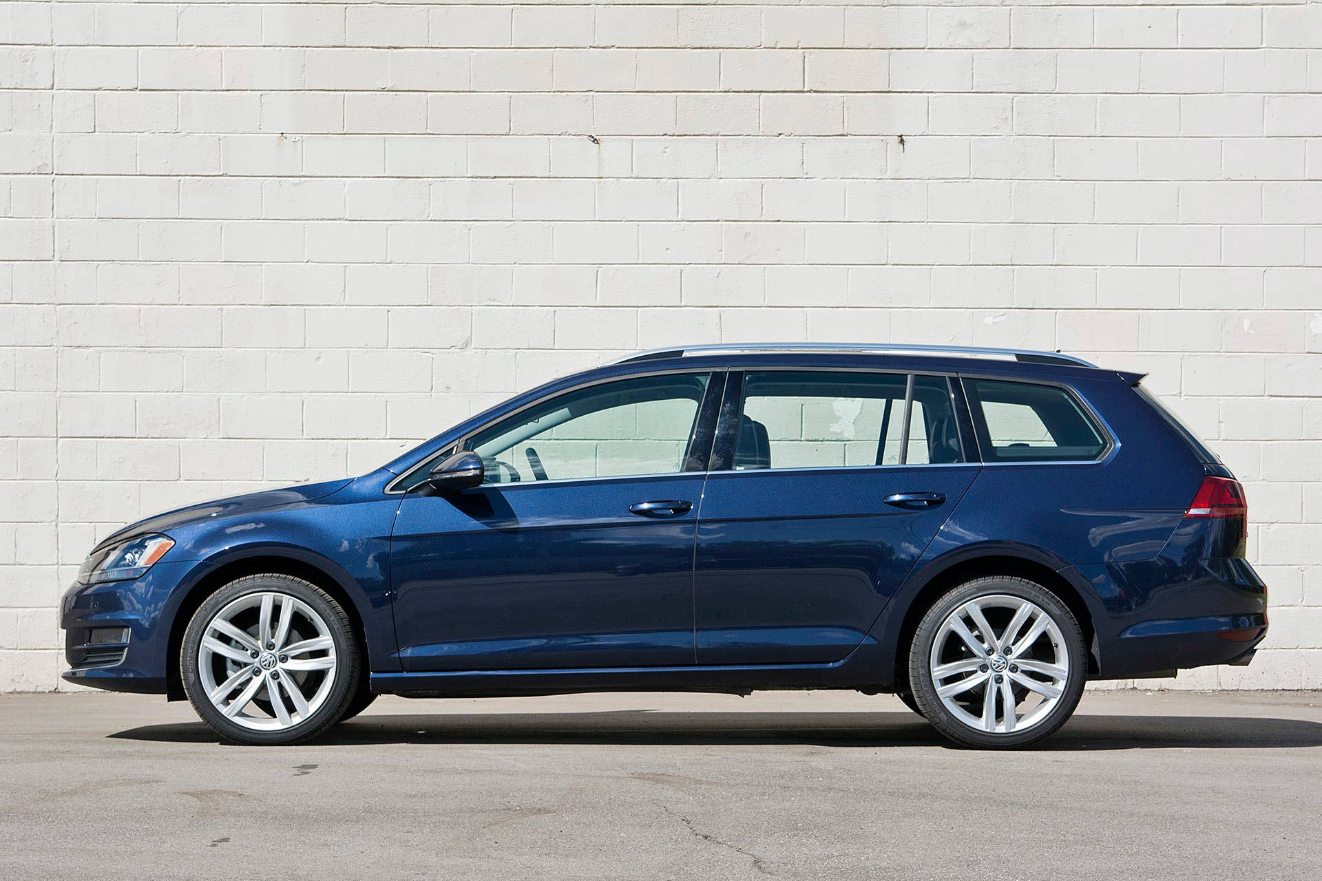 2016 Volkswagen Golf TDI SportWagen side view