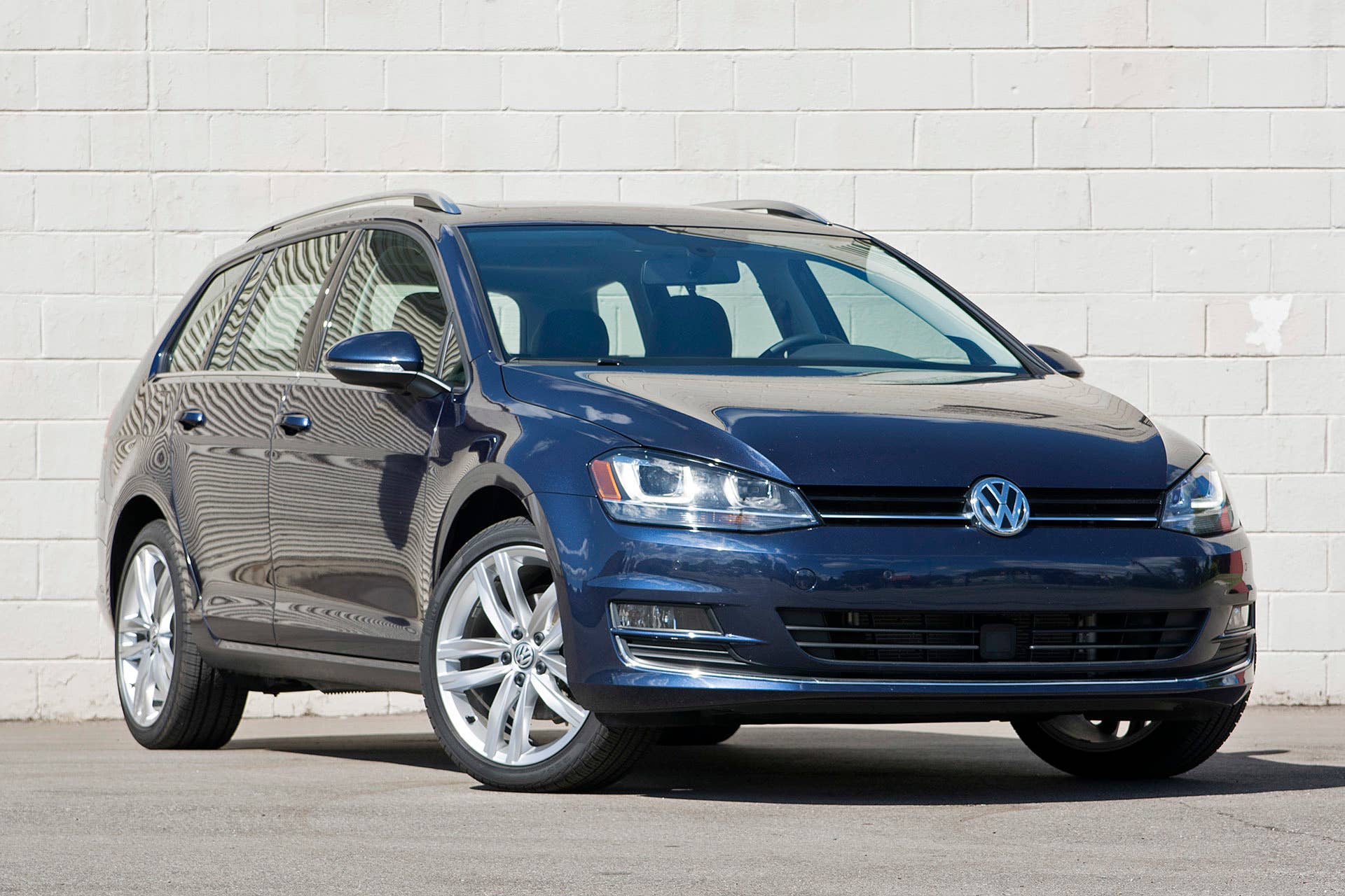 2016 Volkswagen Golf TDI SportWagen front 3/4 view