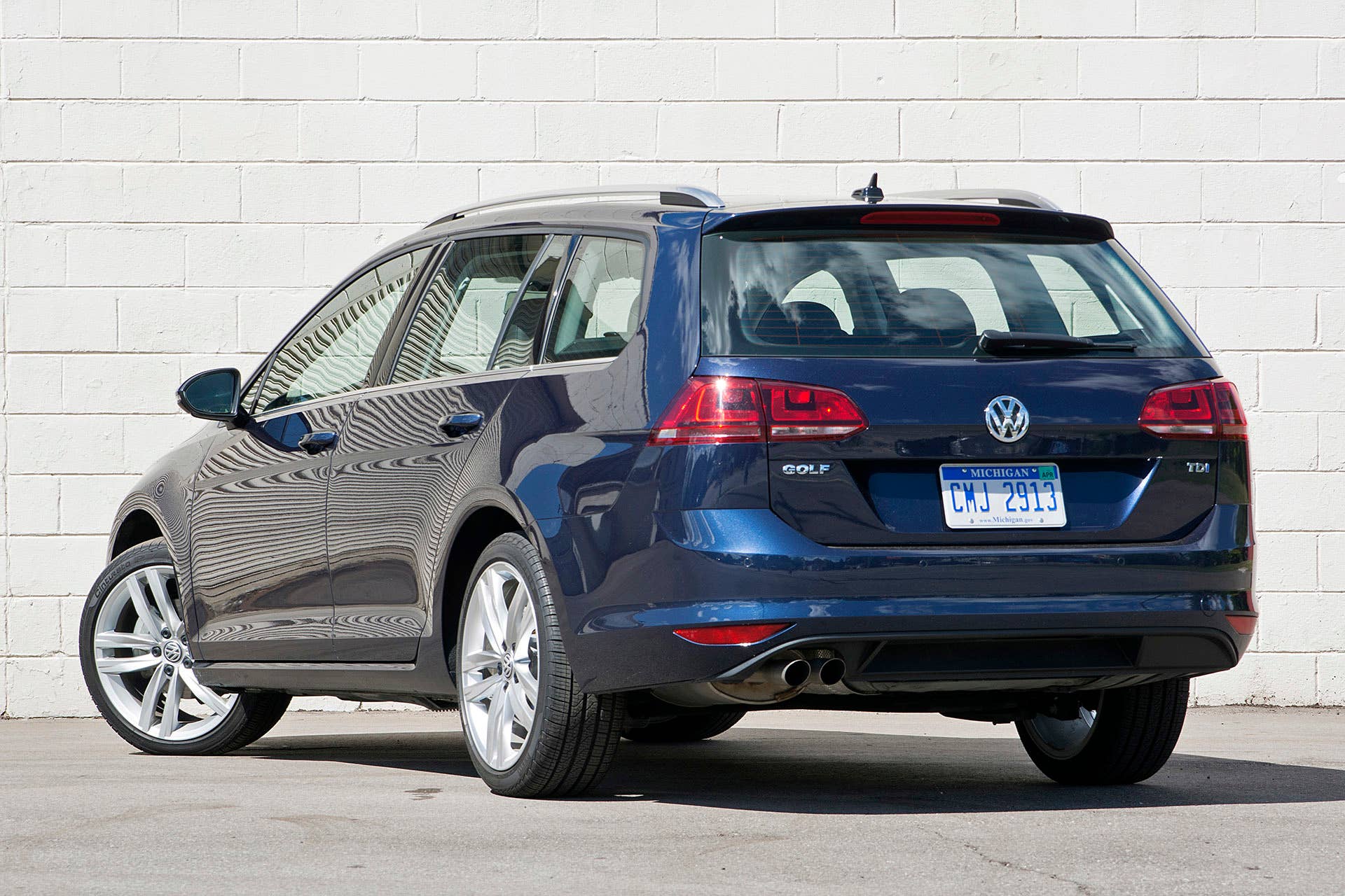 2016 Volkswagen Golf TDI SportWagen rear 3/4 view