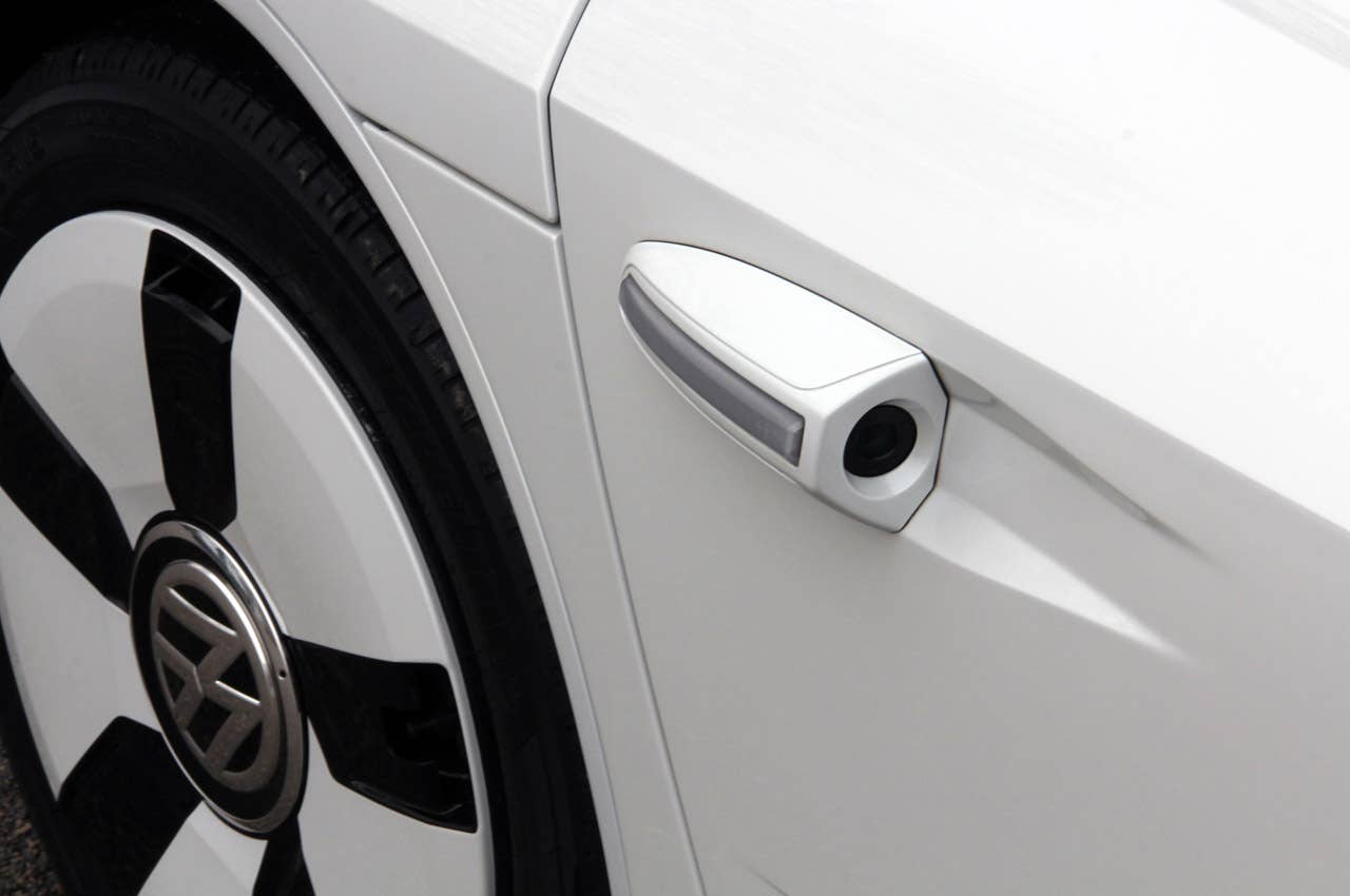 2014 Volkswagen XL1 side camera