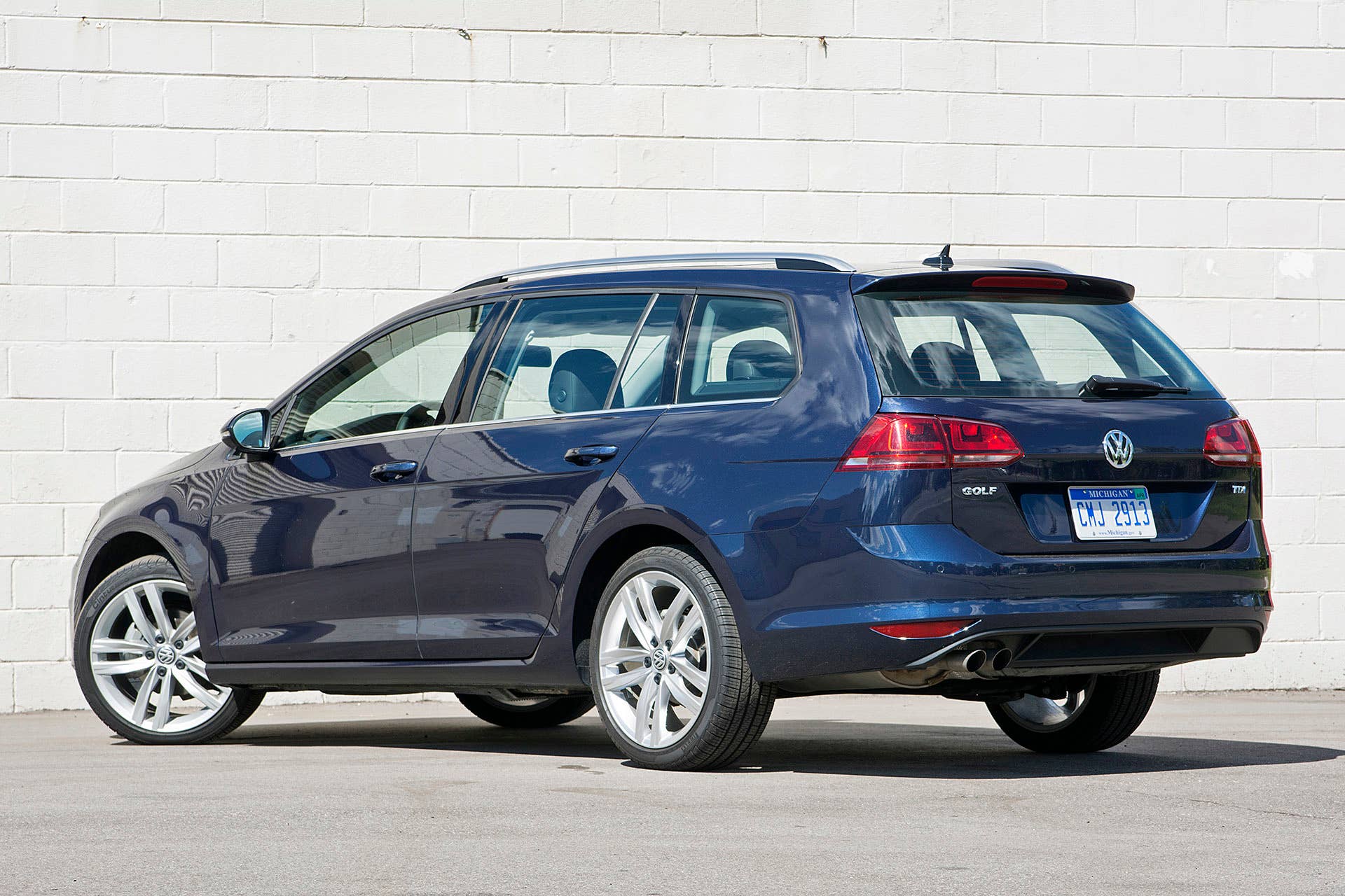 2016 Volkswagen Golf TDI SportWagen rear 3/4 view