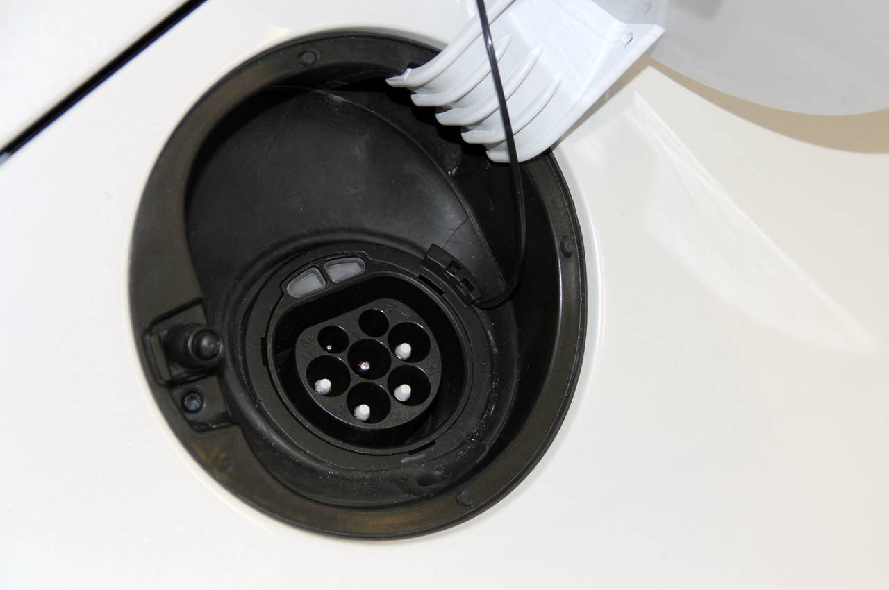 2014 Volkswagen XL1 charging port