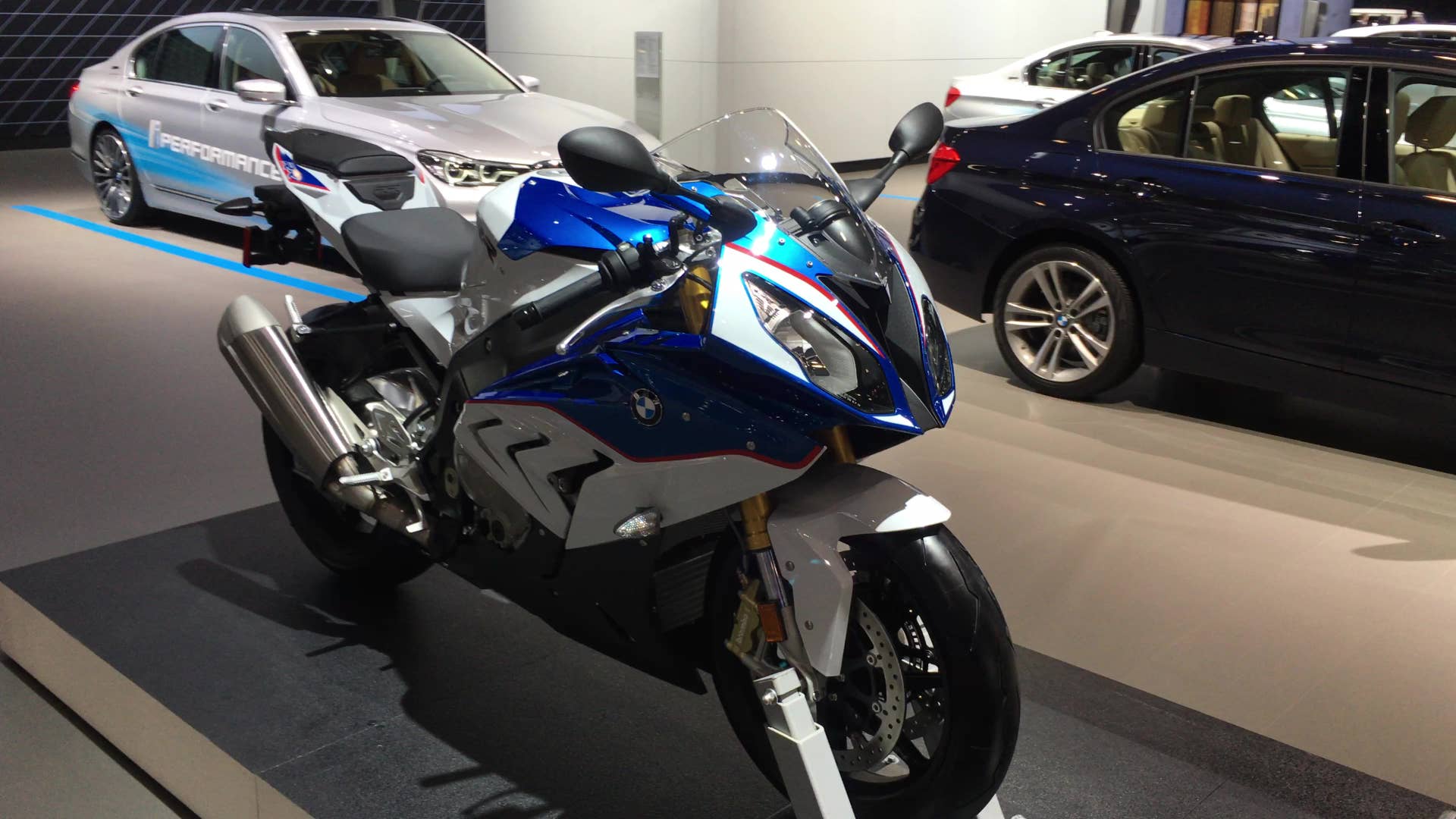 2016 BMW Motorrad S1000RR Partial Walk Around | Autoblog Sort Cuts
